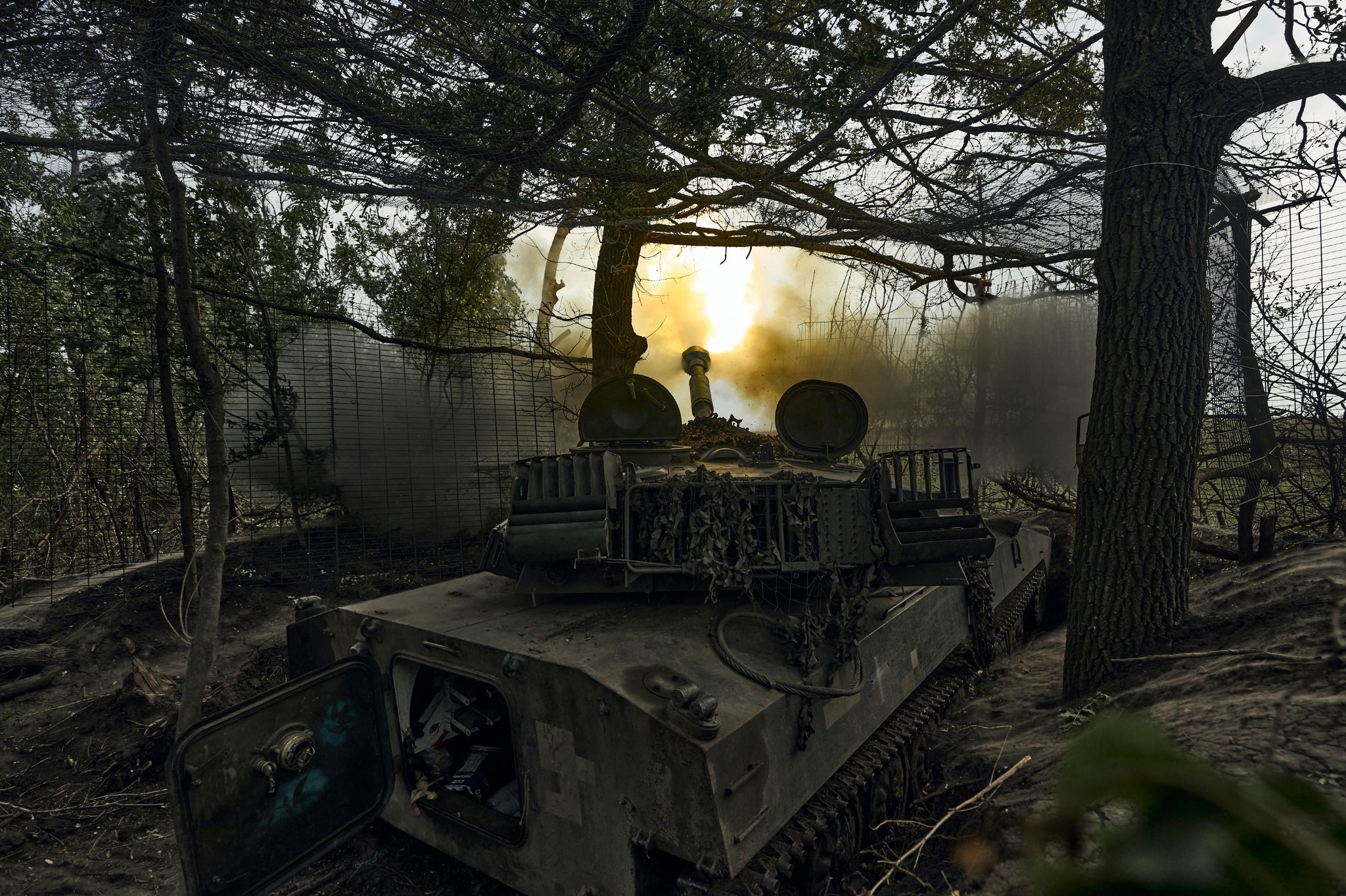 Ein Ukrainisches Selbstfahrendes Artilleriesystem Feuert Auf Russische Stellungen An Der Frontlinie Nahe Bachmut.