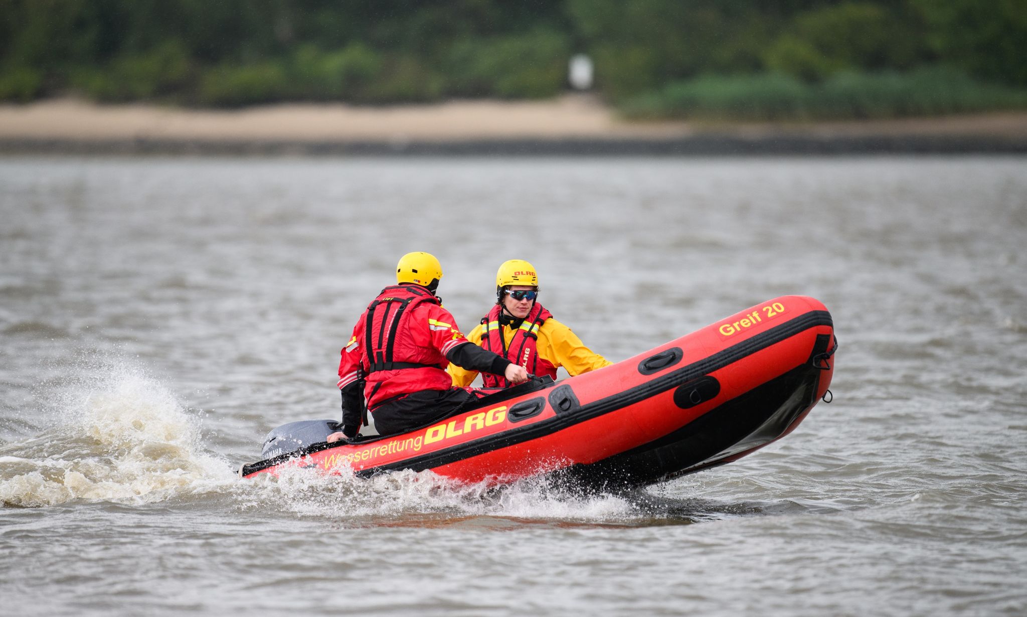 Zwei DLRG-Retter Mit Einem Schlauchboot Auf Der Elbe.
