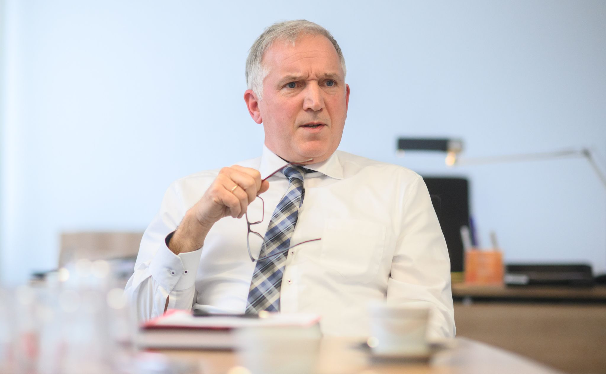Dirk Pejril, Verfassungsschutzpräsident Niedersachsen, Spricht In Seinem Büro.