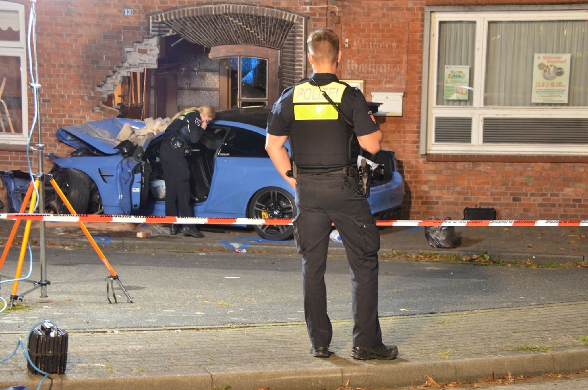 Ein Auto Ist Im Landkreis Stade In Eine Hauswand Geprallt.