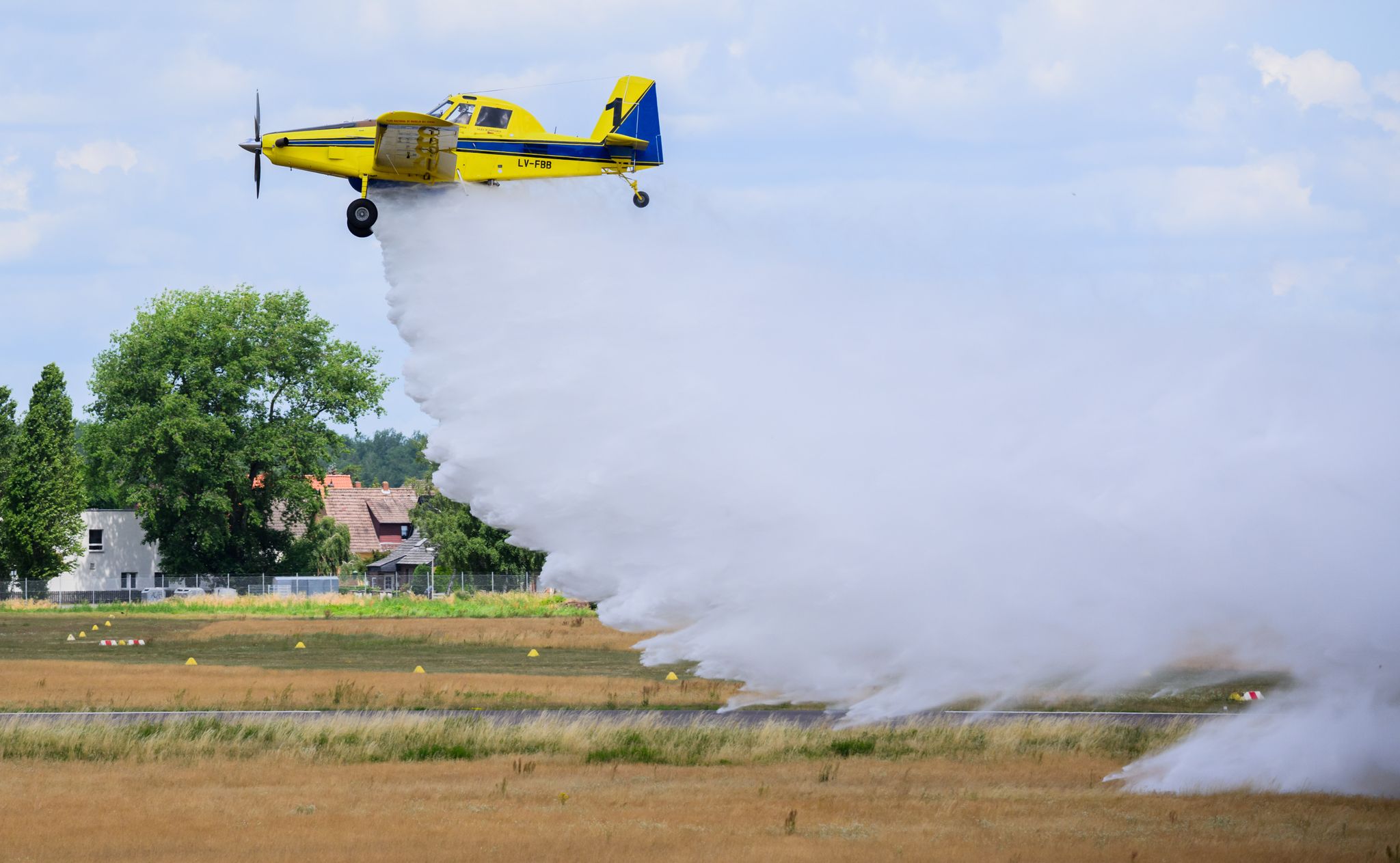Ein Löschflugzeug Wirft Am Flughafen Braunschweig-Wolfsburg Bei Einer Vorführung Wasser Ab.