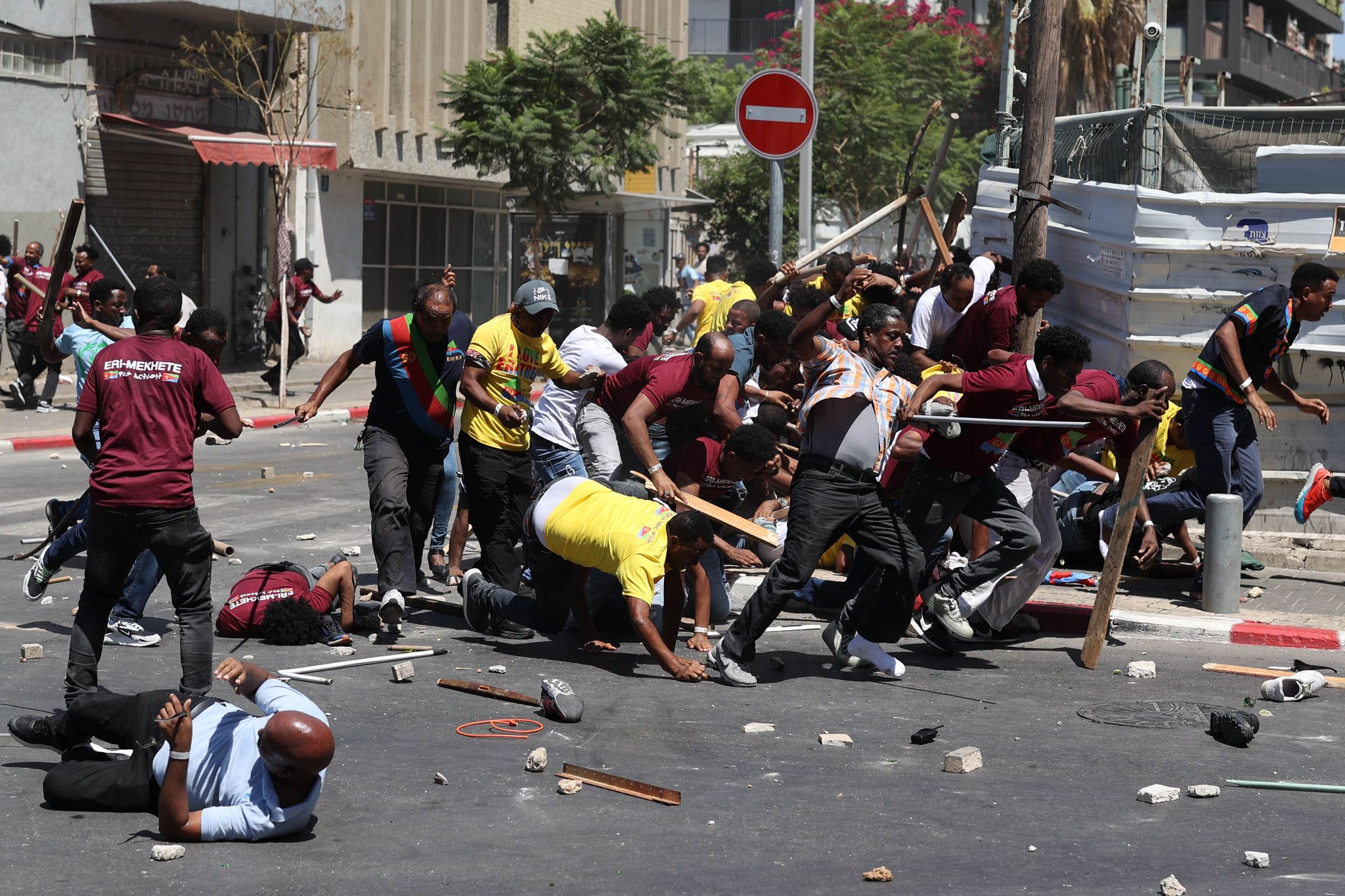 Migranten Aus Eritrea Stoßen Bei Einer Demonstration In Tel Aviv Mit Der Polizei Zusammen.
