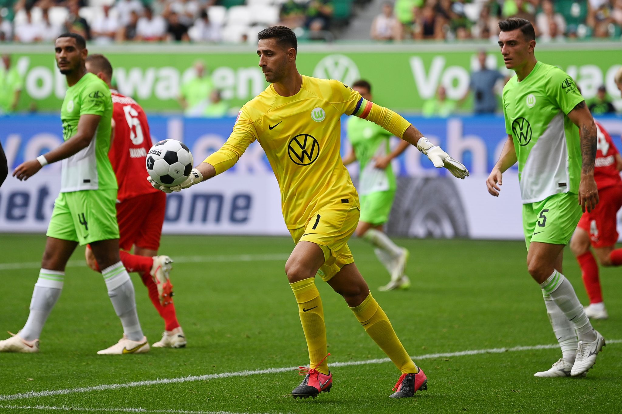 Wolfsburgs Torwart Koen Casteels Spielt Den Ball.