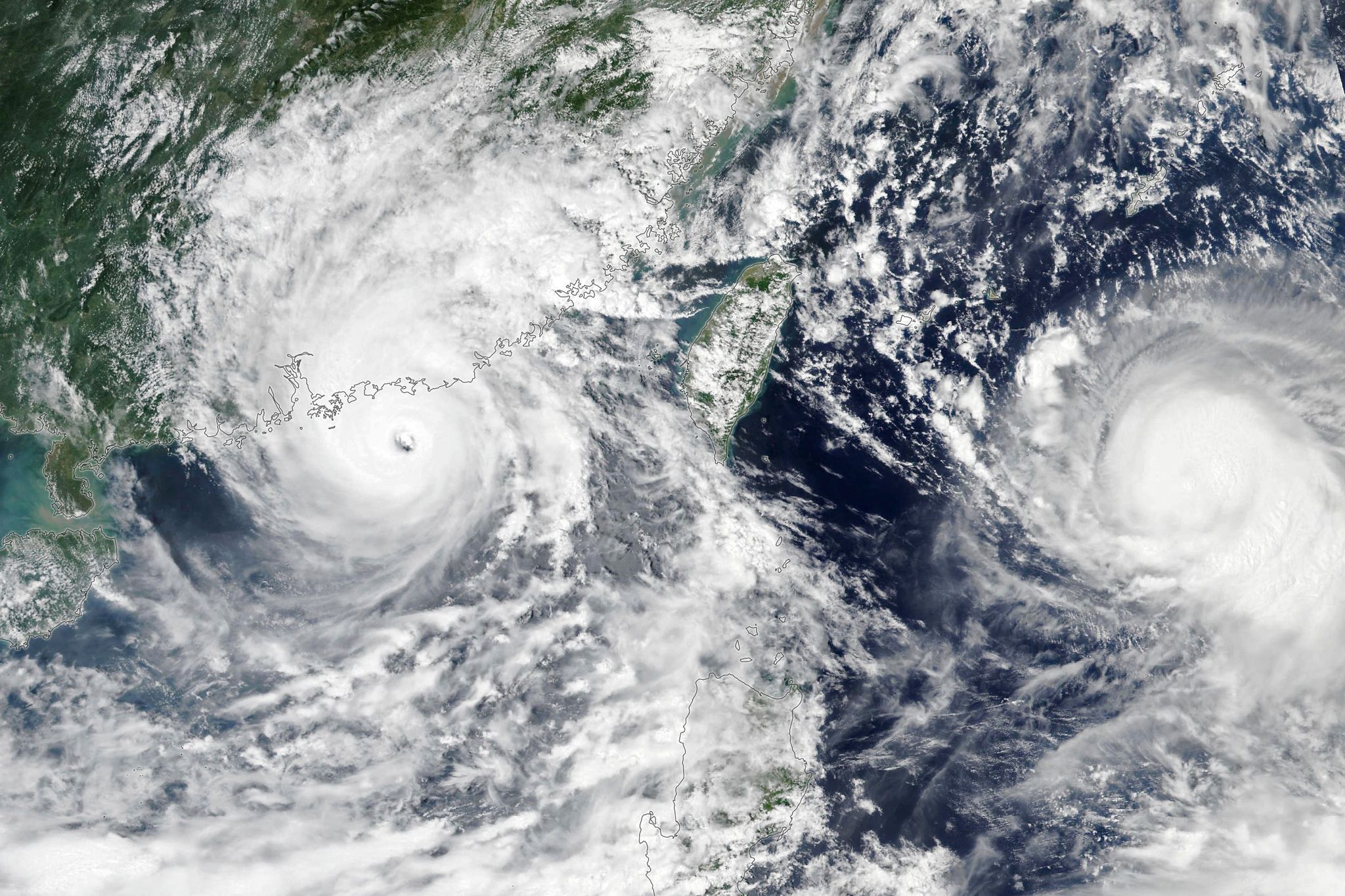 Die Beiden Taifune Saola (l) Und «Haikui» (r) über Hongkong Und Vor Taiwan.