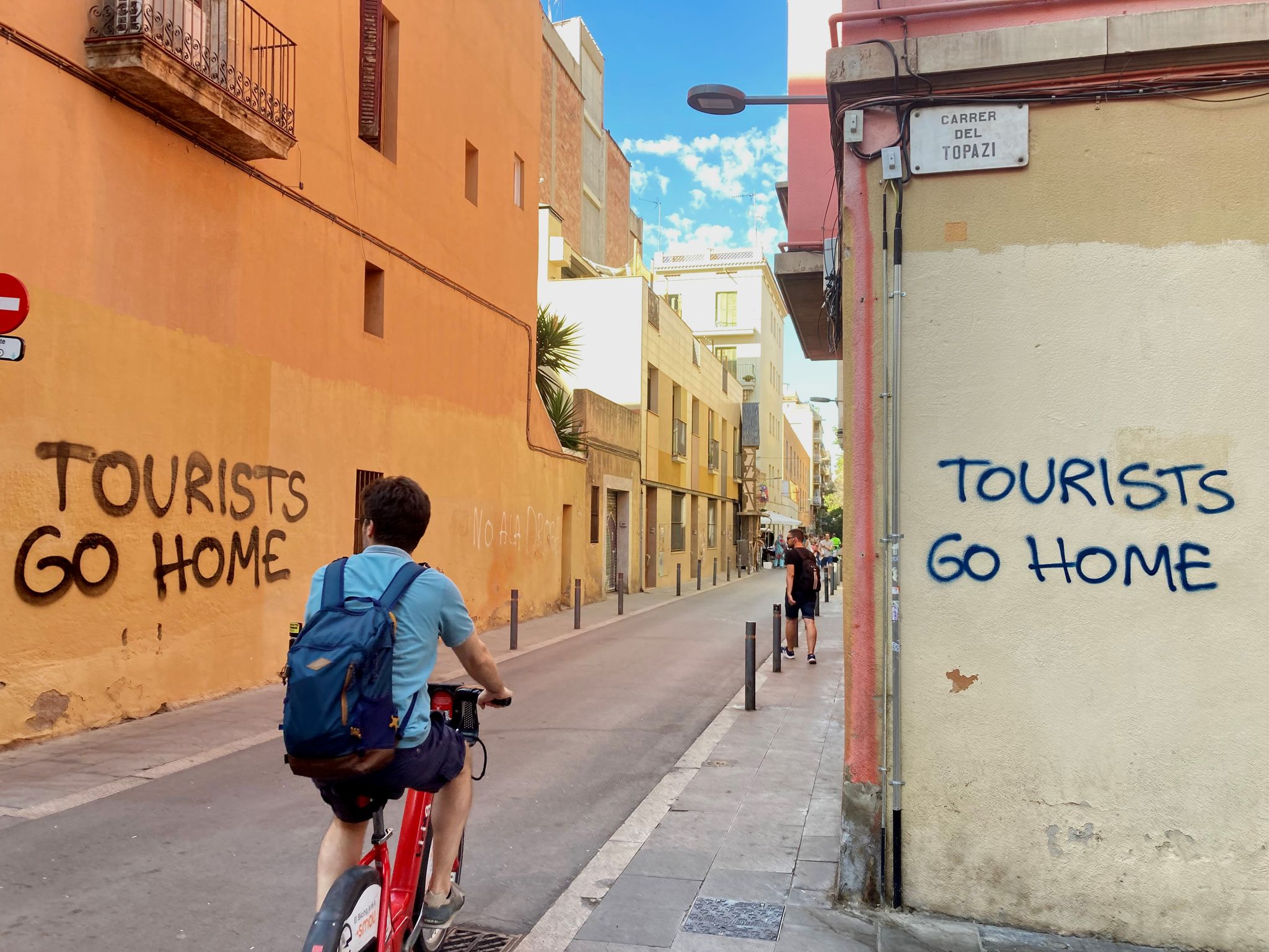 «Tourists Go Home»-Parolen Im Künstlerviertel Vila De Gràcia In Barcelona.