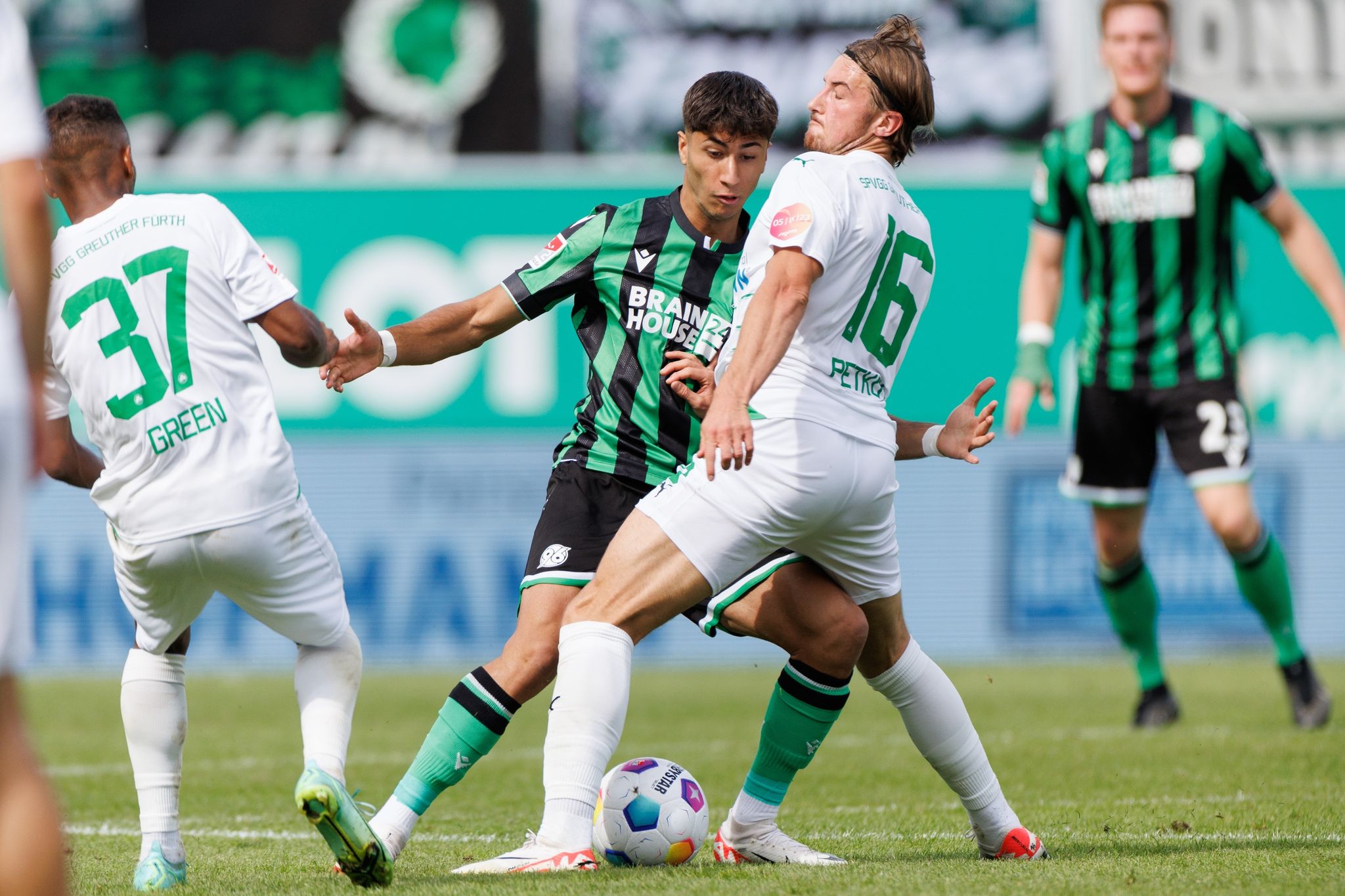Der Fürther Lukas Petkov (r) Kämpft Mit Muhammed Mehmet Damar (M) Von Hannover 96 Um Den Ball.