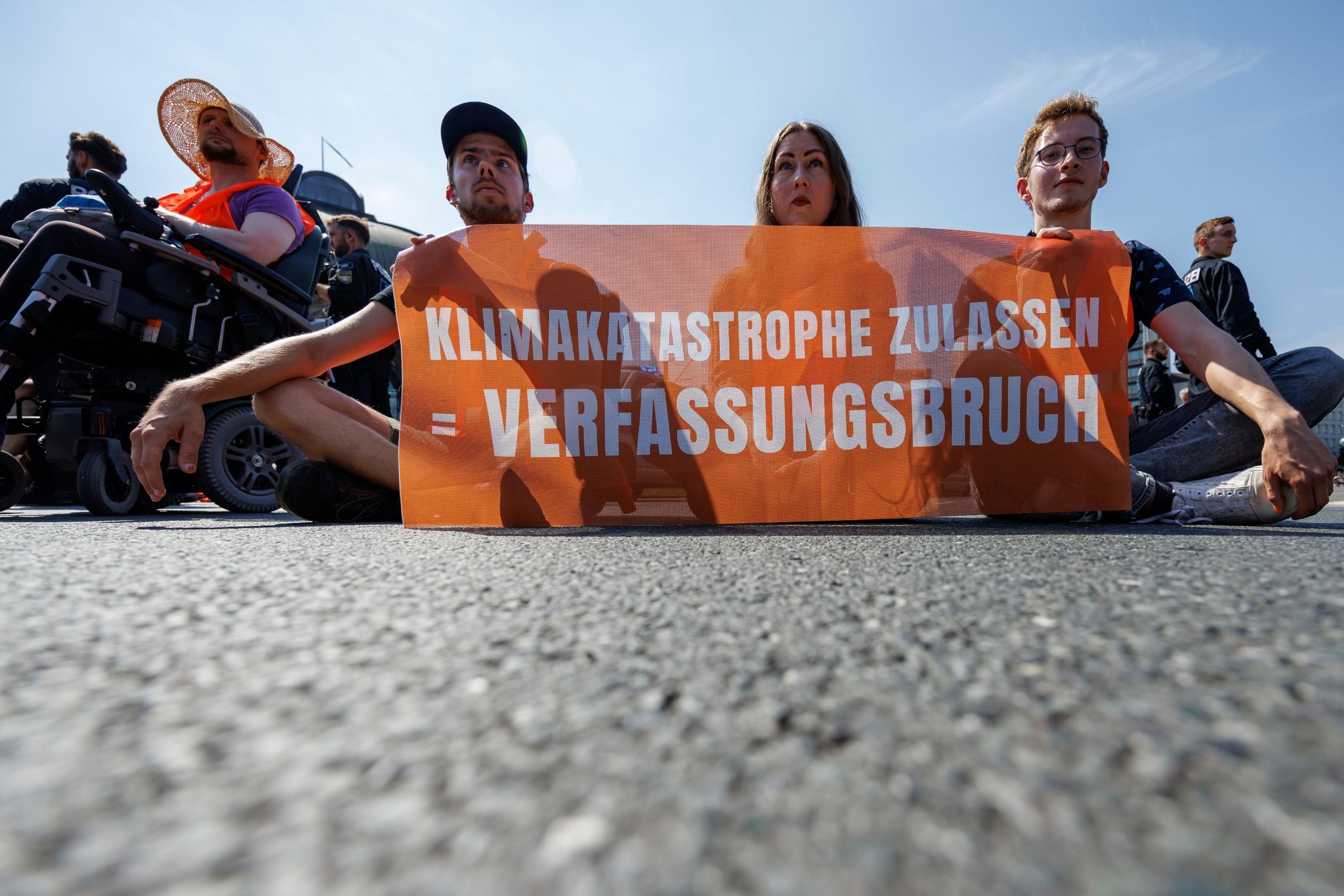 Aktivisten Der Klimaschutzorganisation «Letzte Generation» Protestieren Bei Einer Straßenblockade.