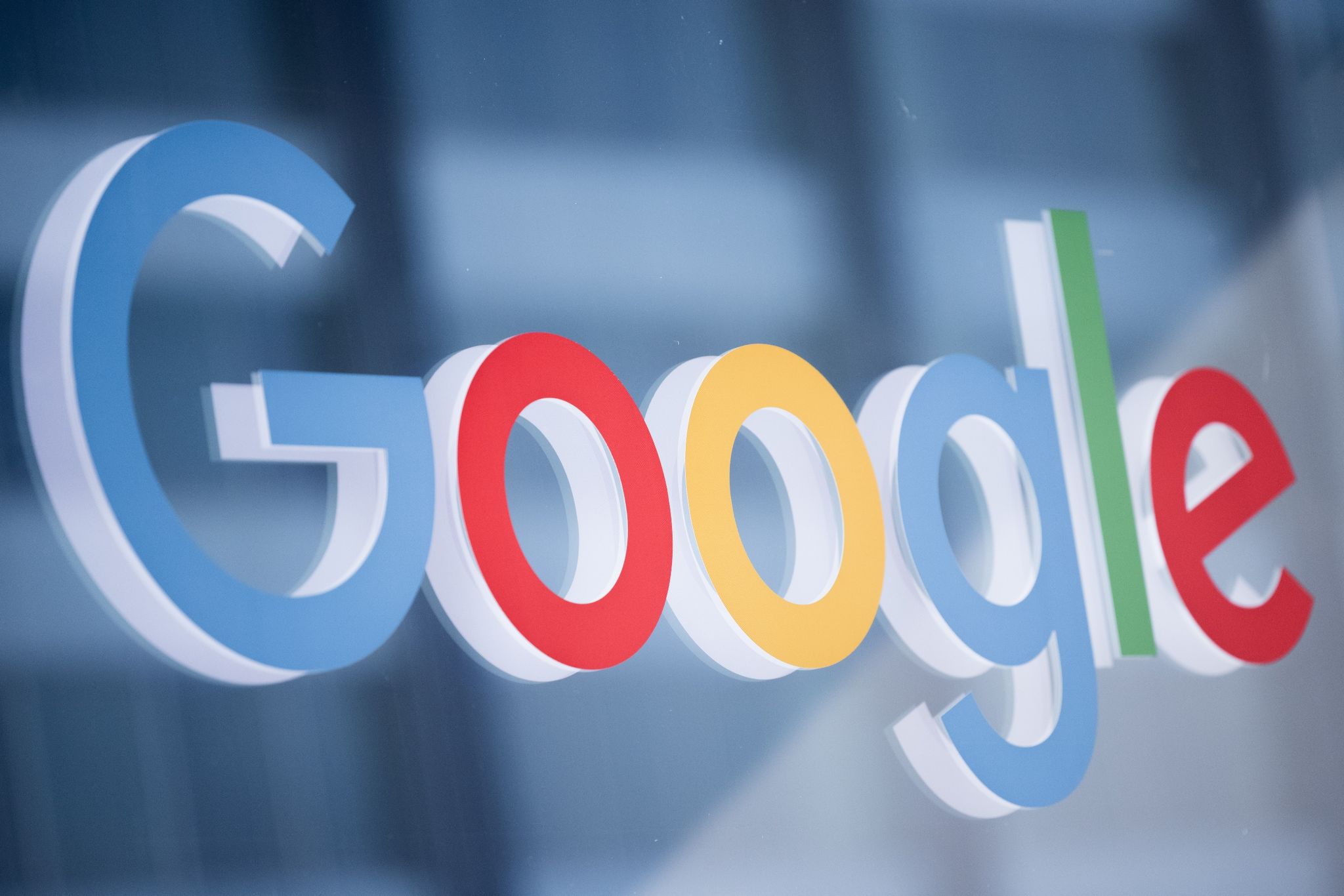 Ein Schriftzug Mit Dem Logo Von Google Klebt Im Pressezentrum Der Koelnmesse Auf Einer Glasscheibe.