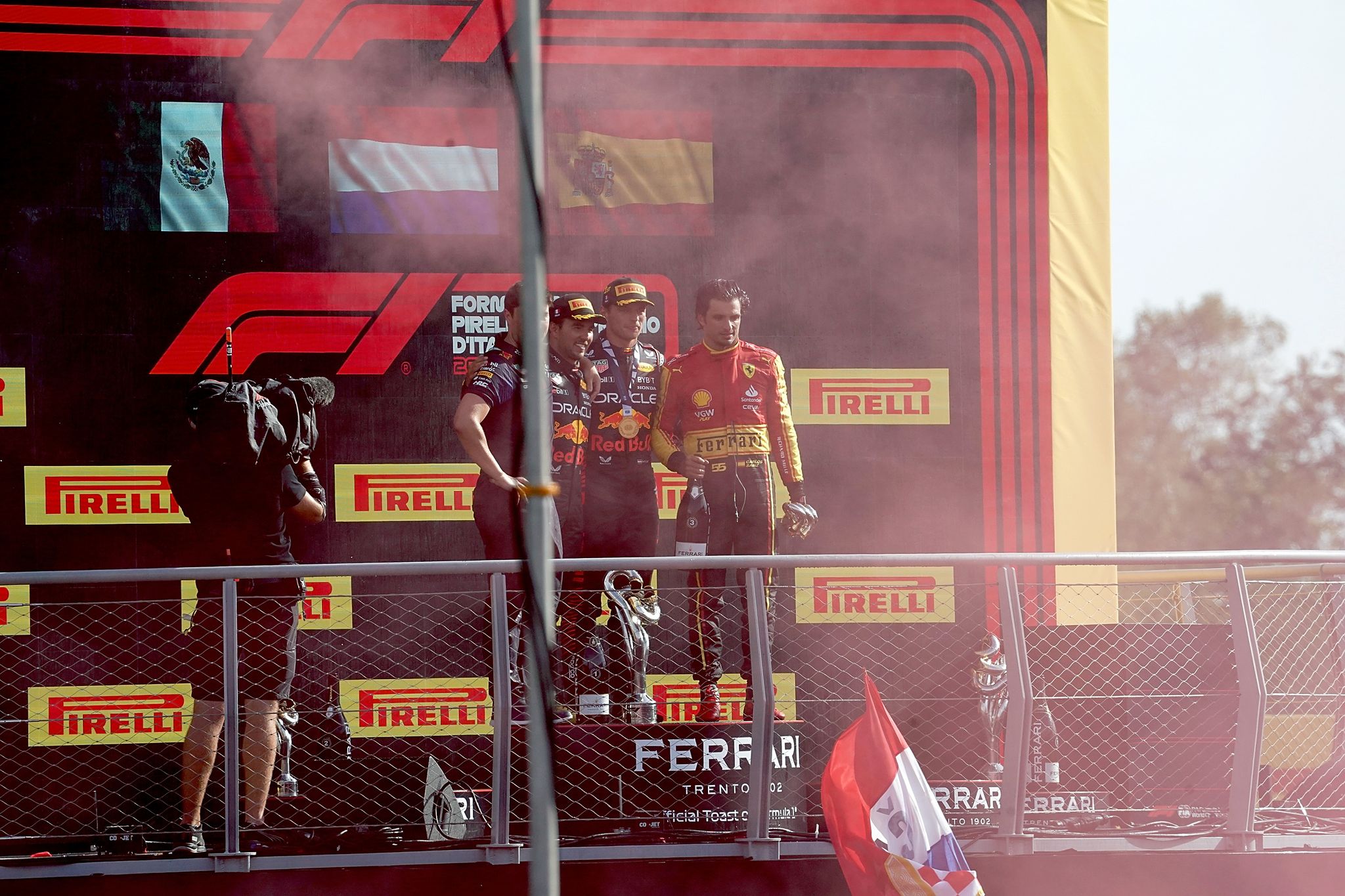 Auch Beim Grand Prix Von Italien Landeten Max Verstappen (M) und Sergio Perez (l) Auf Dem Podium.