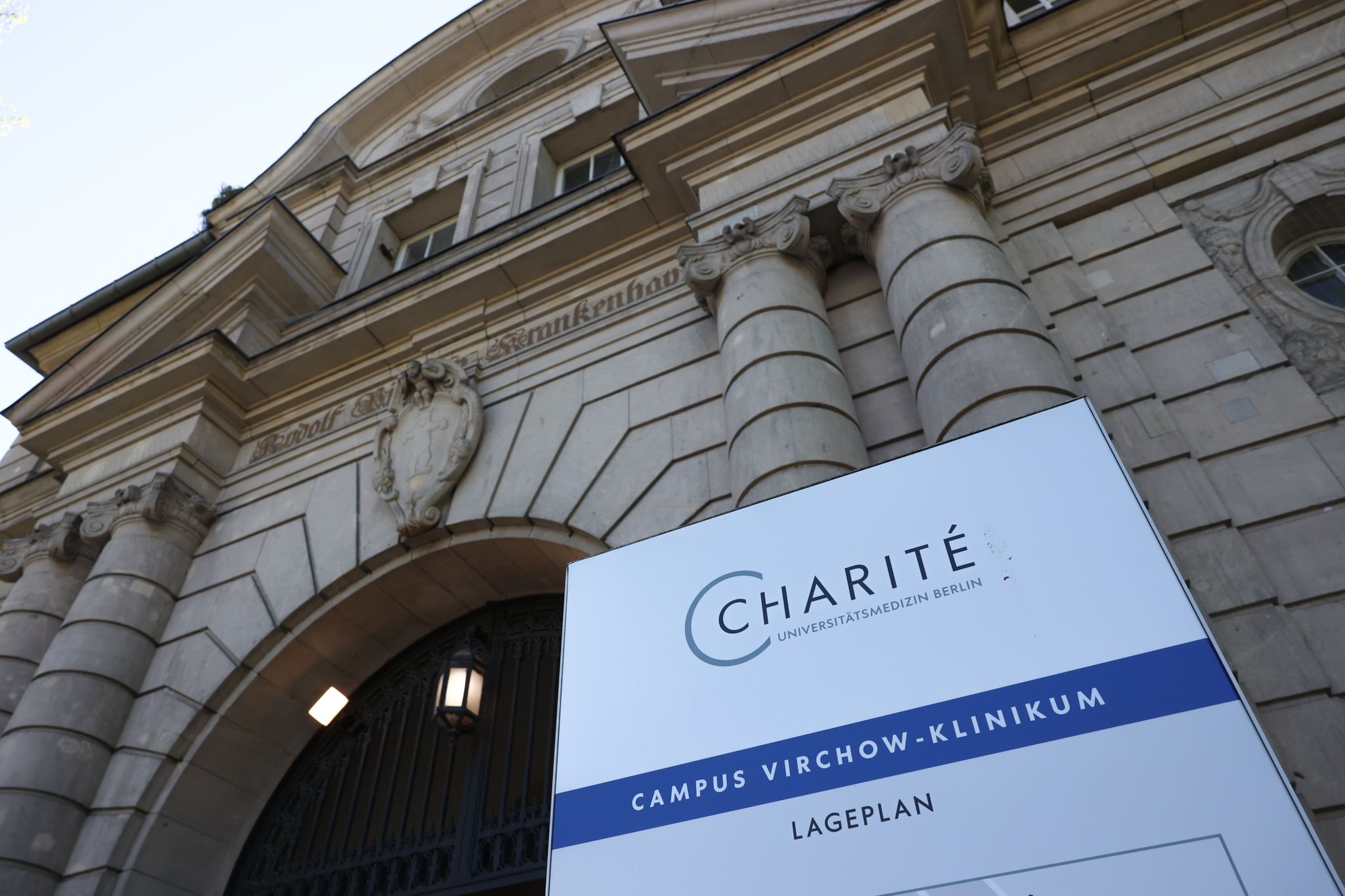 Nach Dem Tod Von Zwei Patienten Der  Charité In Berlin Steht Ein Kardiologe Unter Mordverdacht.
