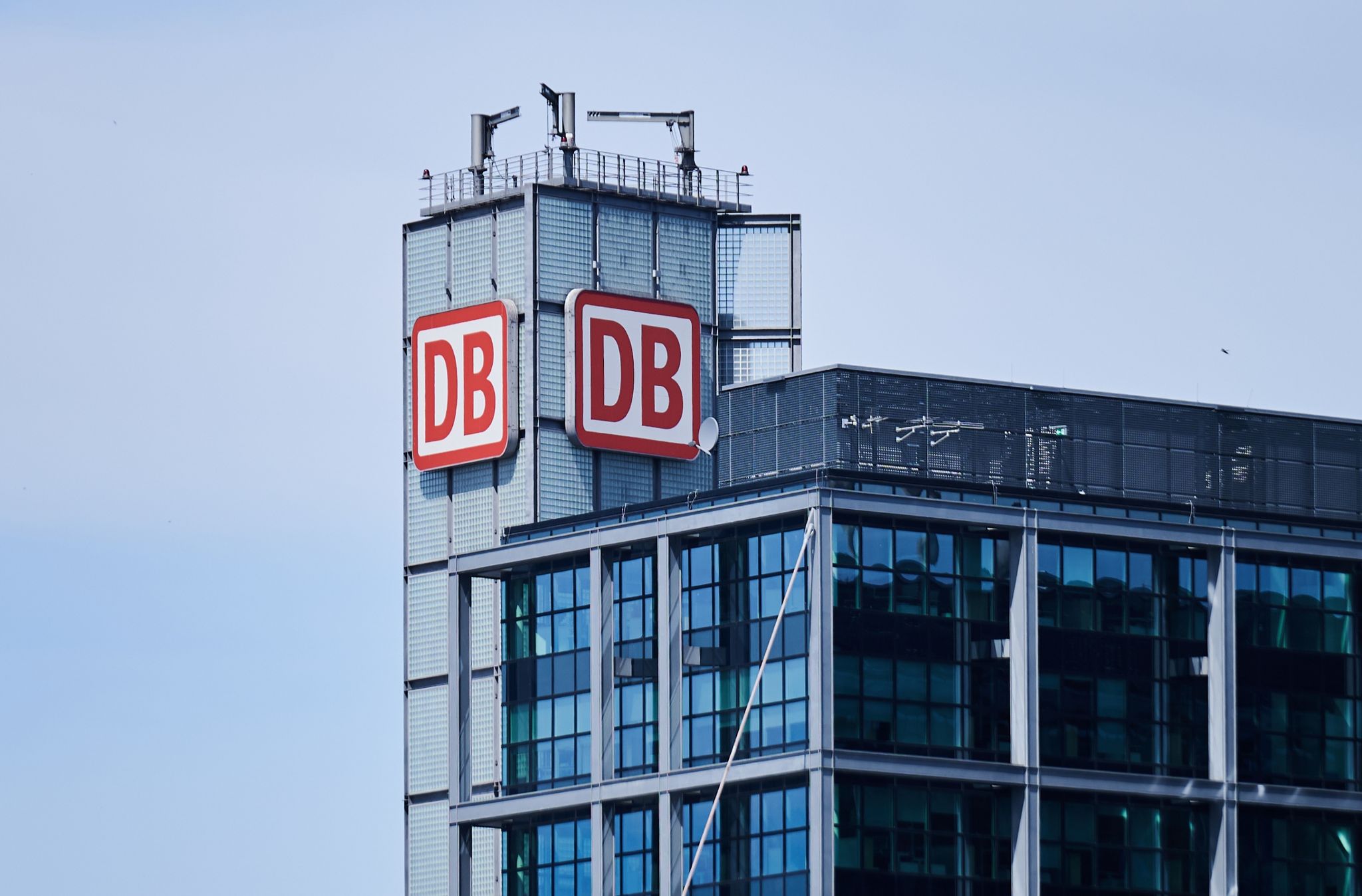 Das «DB» Logo Ist Auf Dem Turm Am Hauptbahnhof Berlin Zu Sehen.
