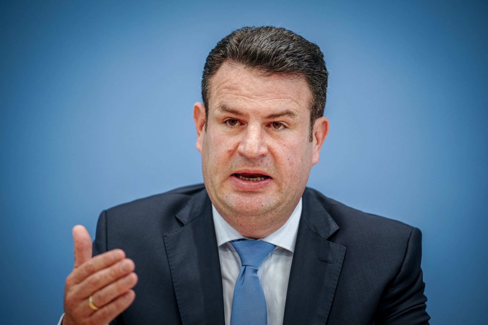 Bundesarbeitsminister Hubertus Heil Sieht Den Vermehrten Einsatz Von Künstlicher Intelligenz Positiv.