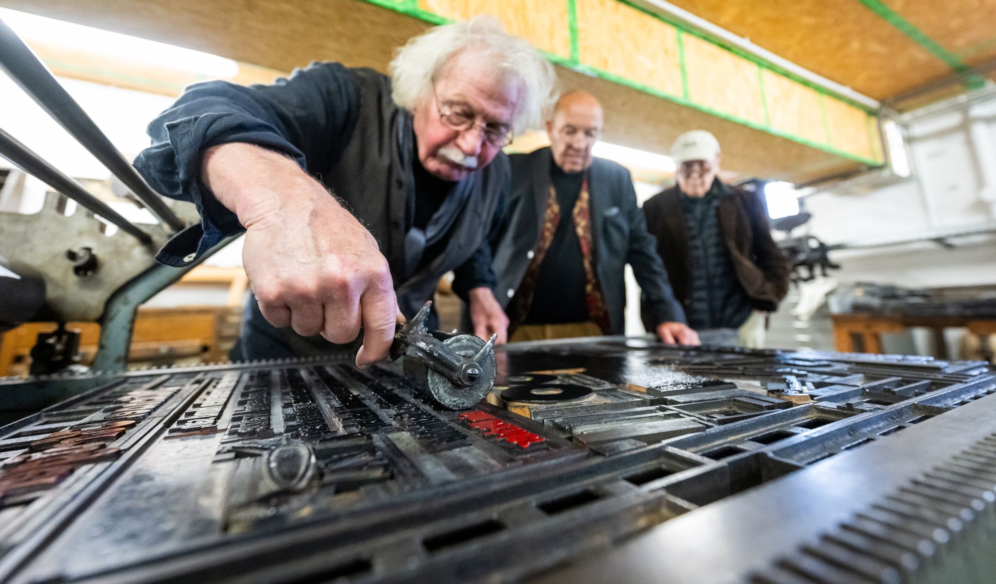 Die „Rixdorf Drucker“ Albert Schindehütte (v.l.), Uwe Bremer Und Josi Vennekamp Fertigen An Einer Alten Presse Drucke An.