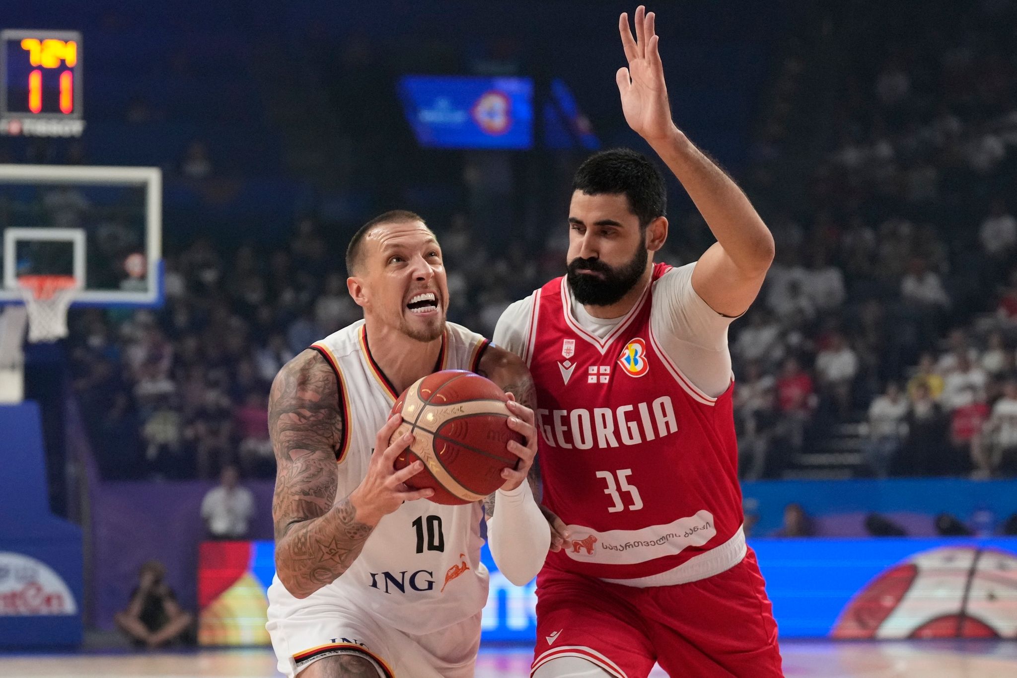 NBA-Profi Daniel Theis (l) Gehört Zu Den Leistungsträgern In Der Deutschen Basketball-Nationalmannschaft.