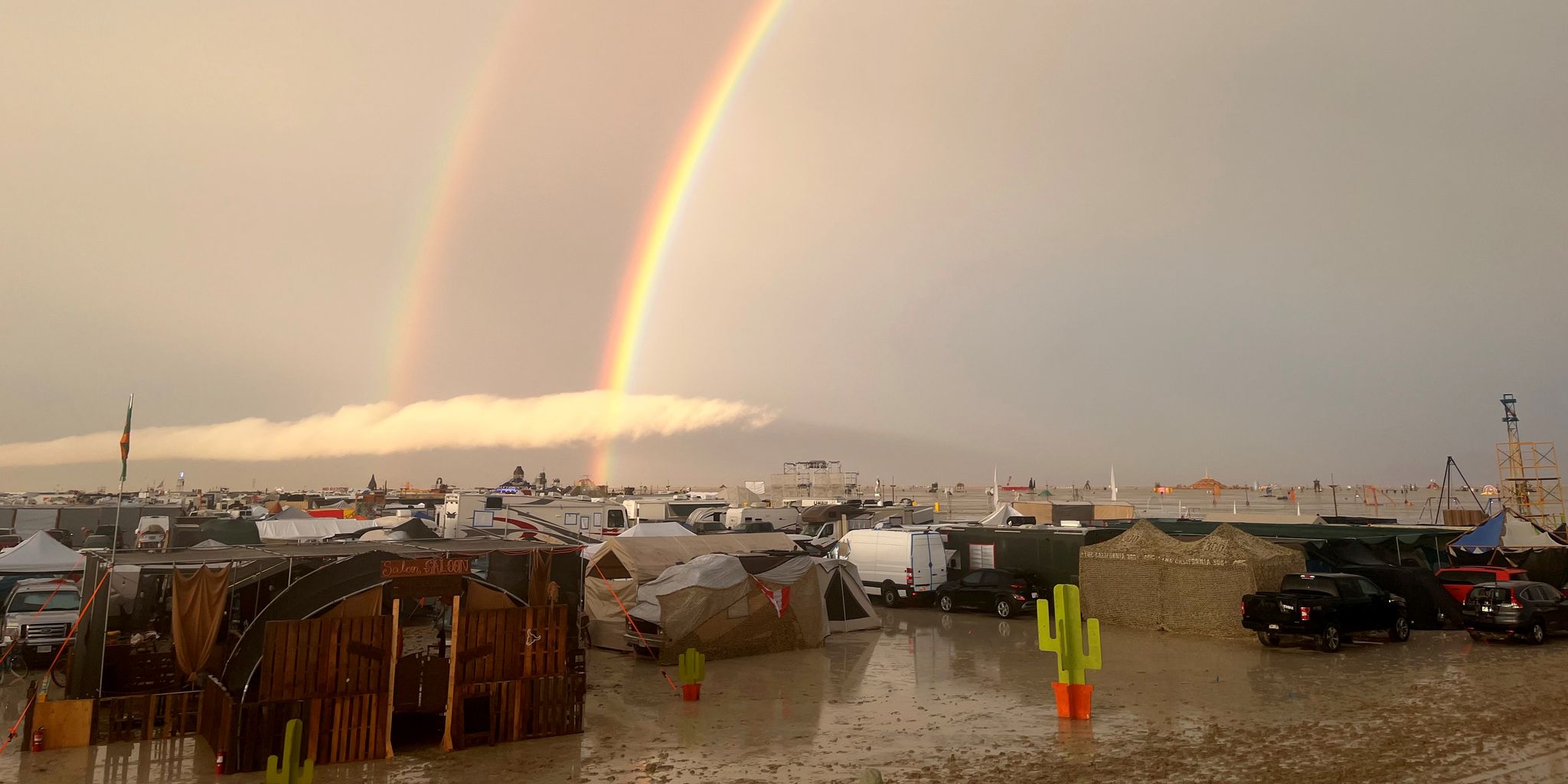 Ein Regenbogen über Dem Matschigen Gelände Des Festivals «Burning Man» In Nevada.