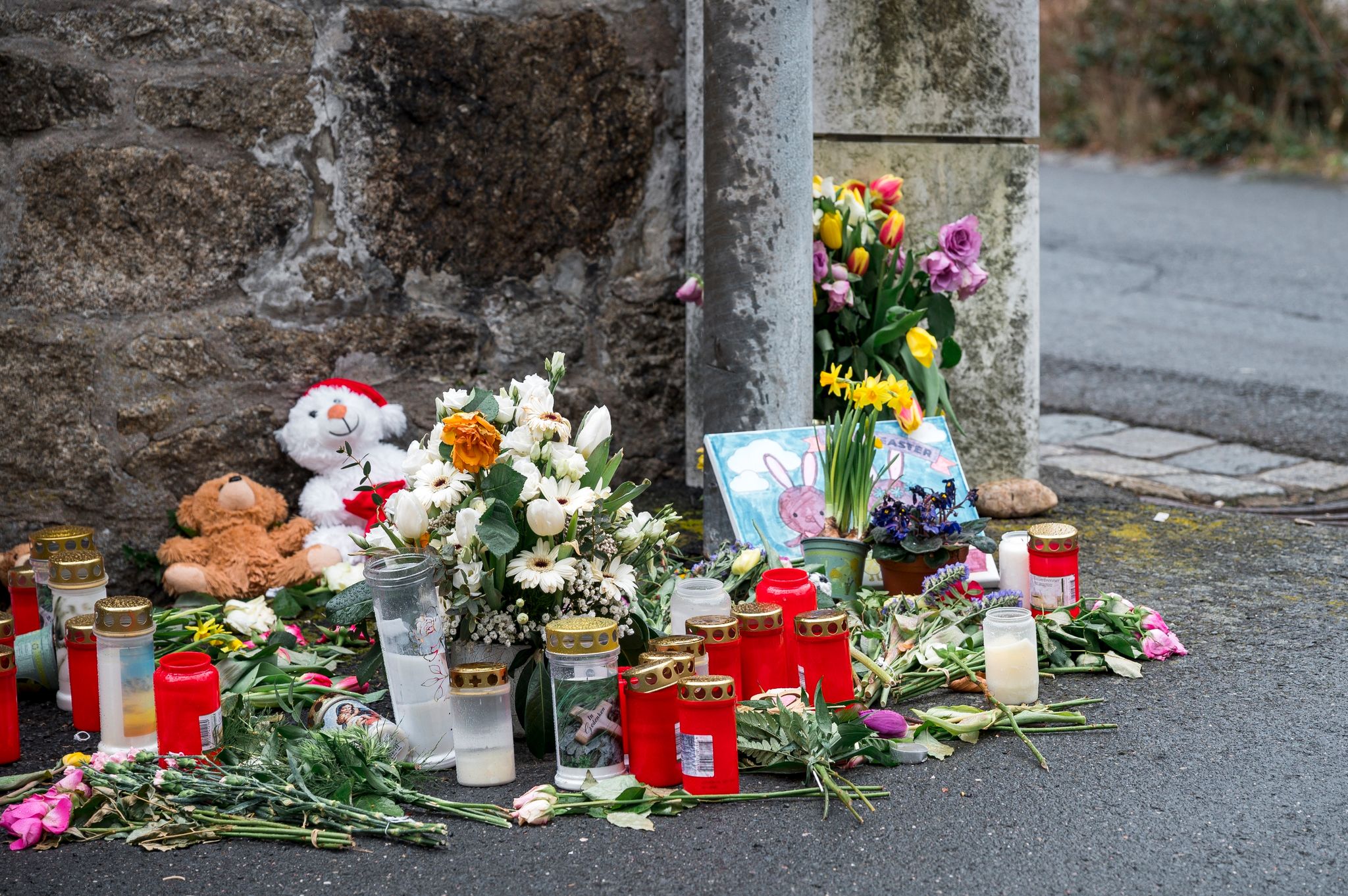 Kerzen Und Blumen An Einer Mauer Vor Dem Kinder- Und Jugendhilfezentrum, In Dem Die Zehnjährige Tot Aufgefunden Wurde.