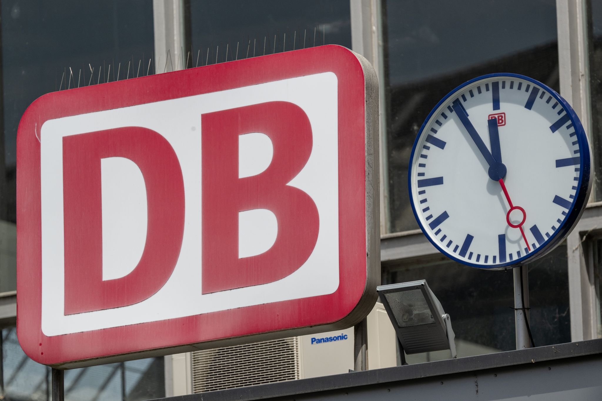 Die Uhr Neben Dem Logo Der Deutschen Bahn (DB).