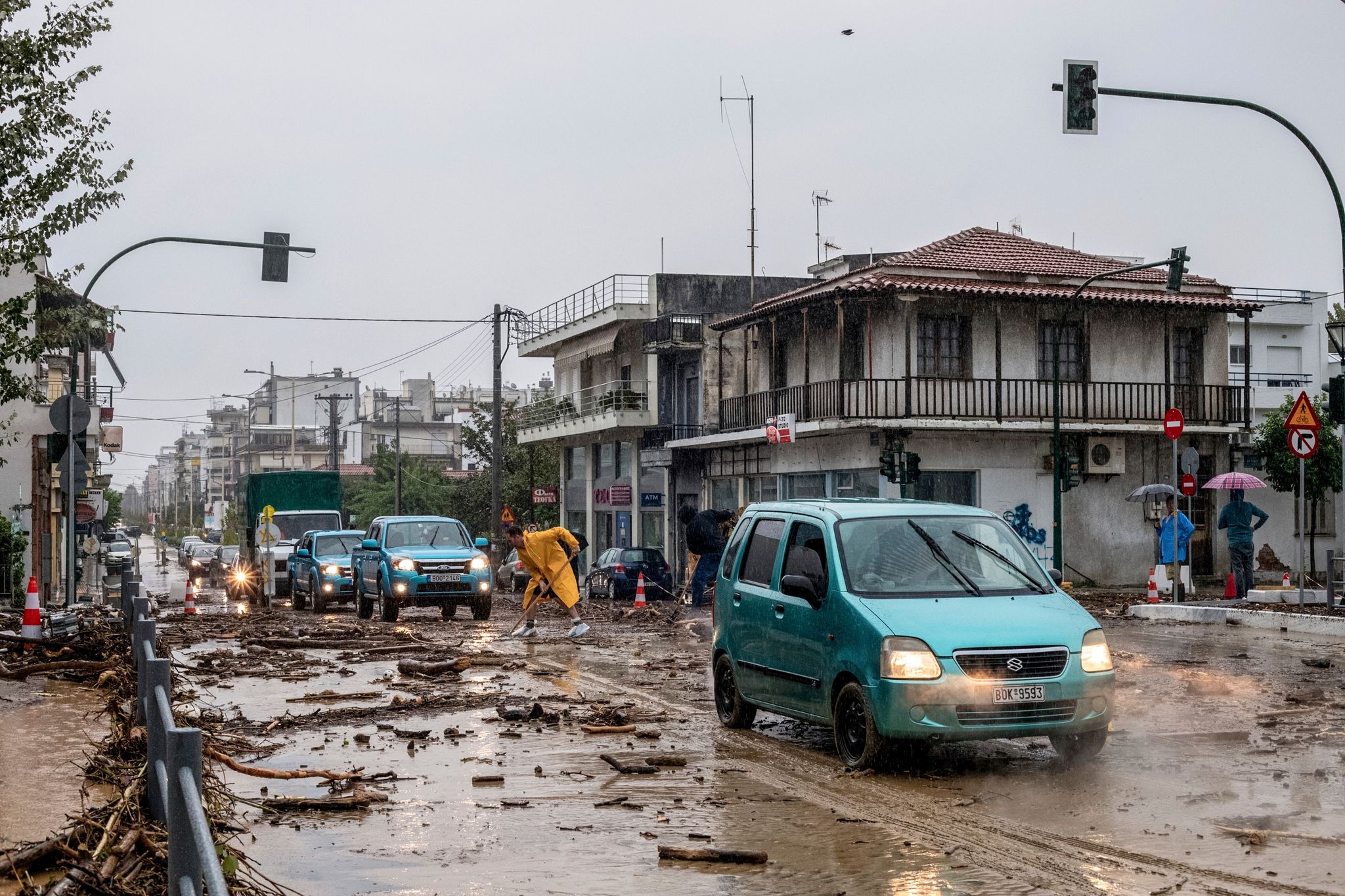 Ein Mann Säubert Die Straße Nach Dem Hochwasser In Volos.