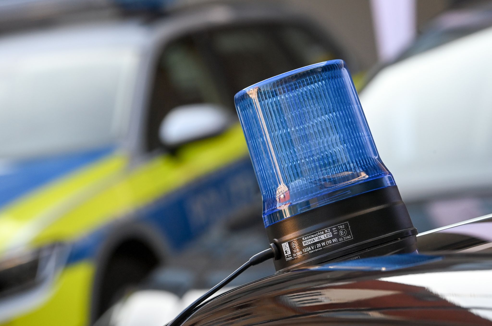 Mann Prallt Mit Auto Gegen Baum Und Wird Schwer Verletzt