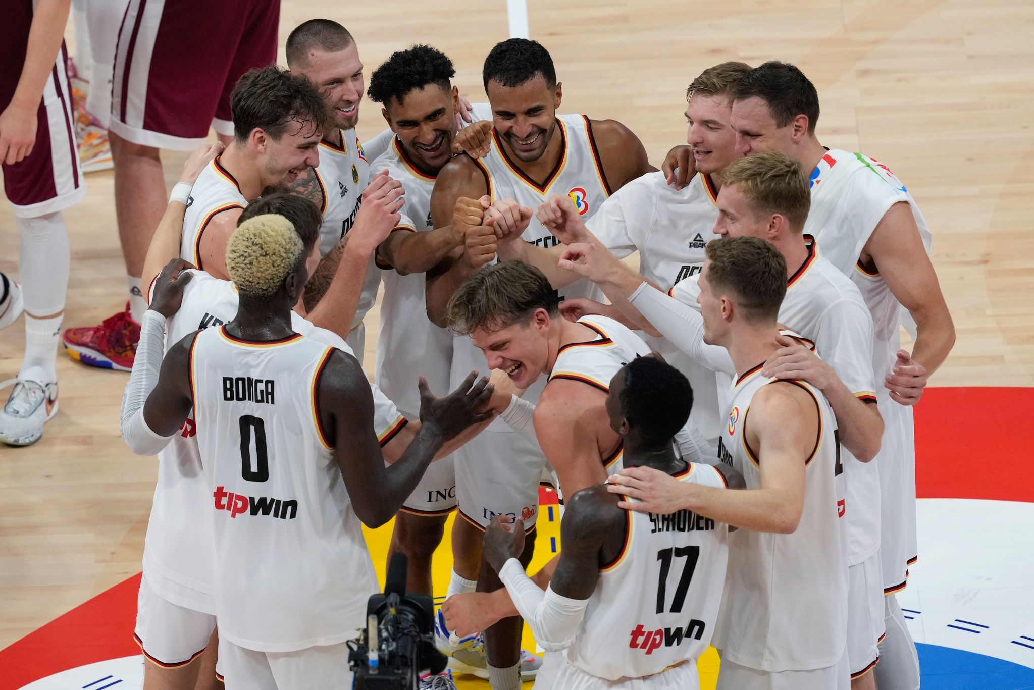 Die Deutschen Basketballer Feiern Den Einzug Ins WM-Halbfinale.