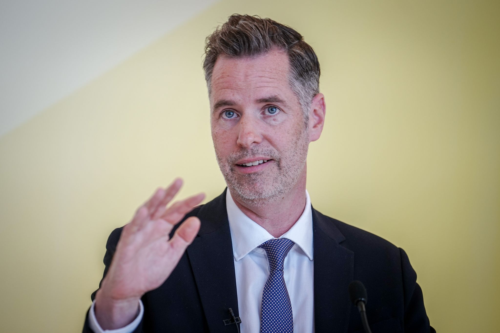 Christian Dürr Gibt Zu Beginn Einer Fraktionssitzung Der FDP Im Bundestag Ein Pressestatement.