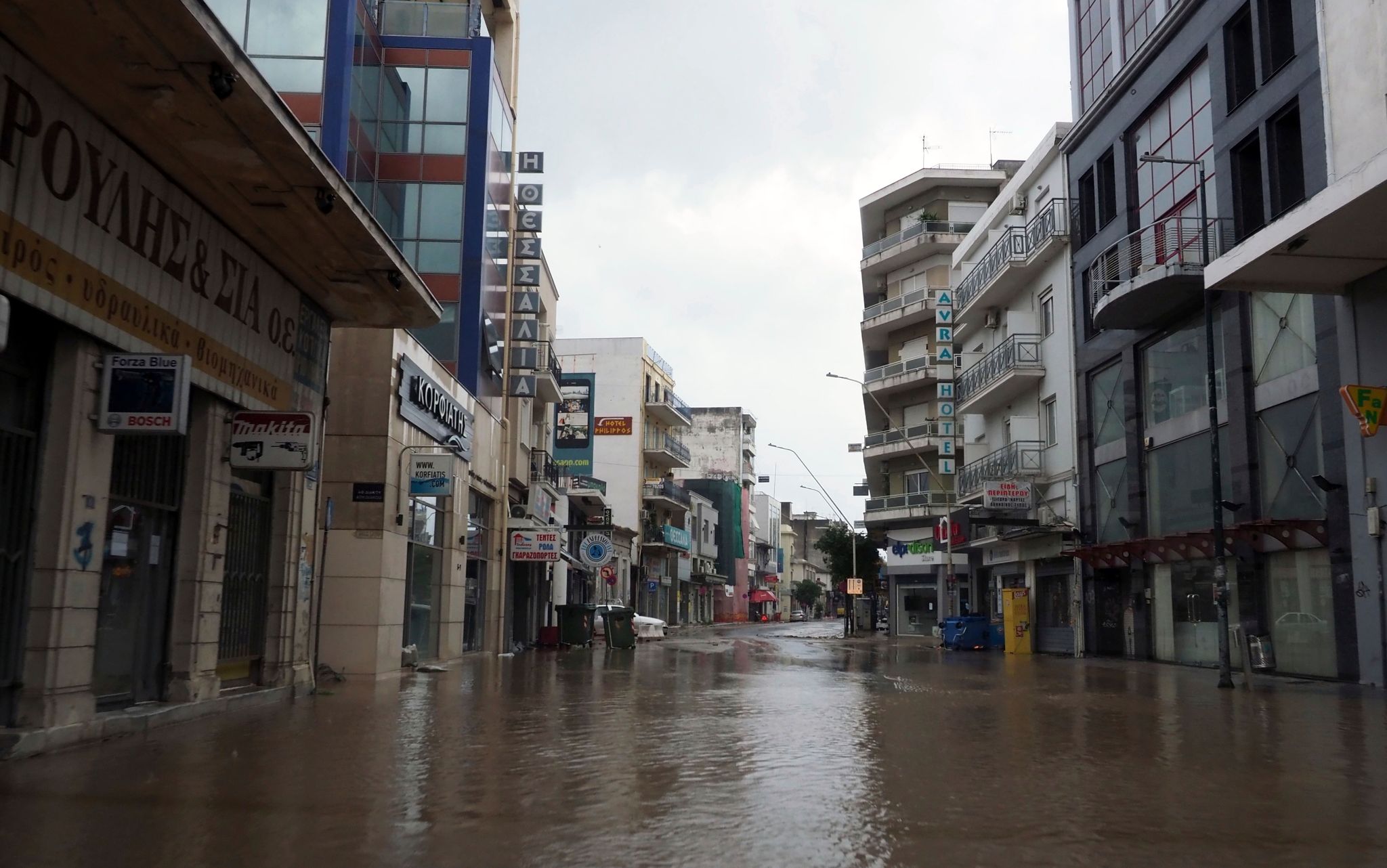 Eine Hauptstraße In Volos Nach Dem Regensturm.
