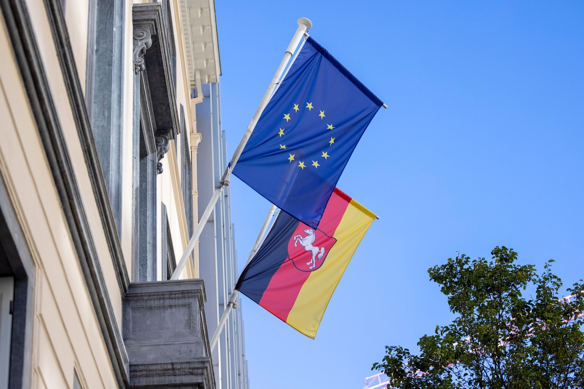 Die Europäische Und Die Flagge Des Bundesland Niedersachsens Wehen An Der Landesvertretung In Brüssel In Der Rue Montoyer 61.