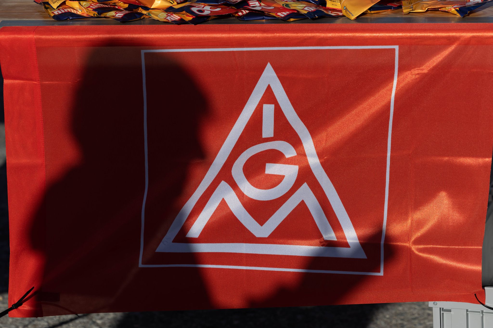 Das Logo Der IG Metall Auf Einem Banner.