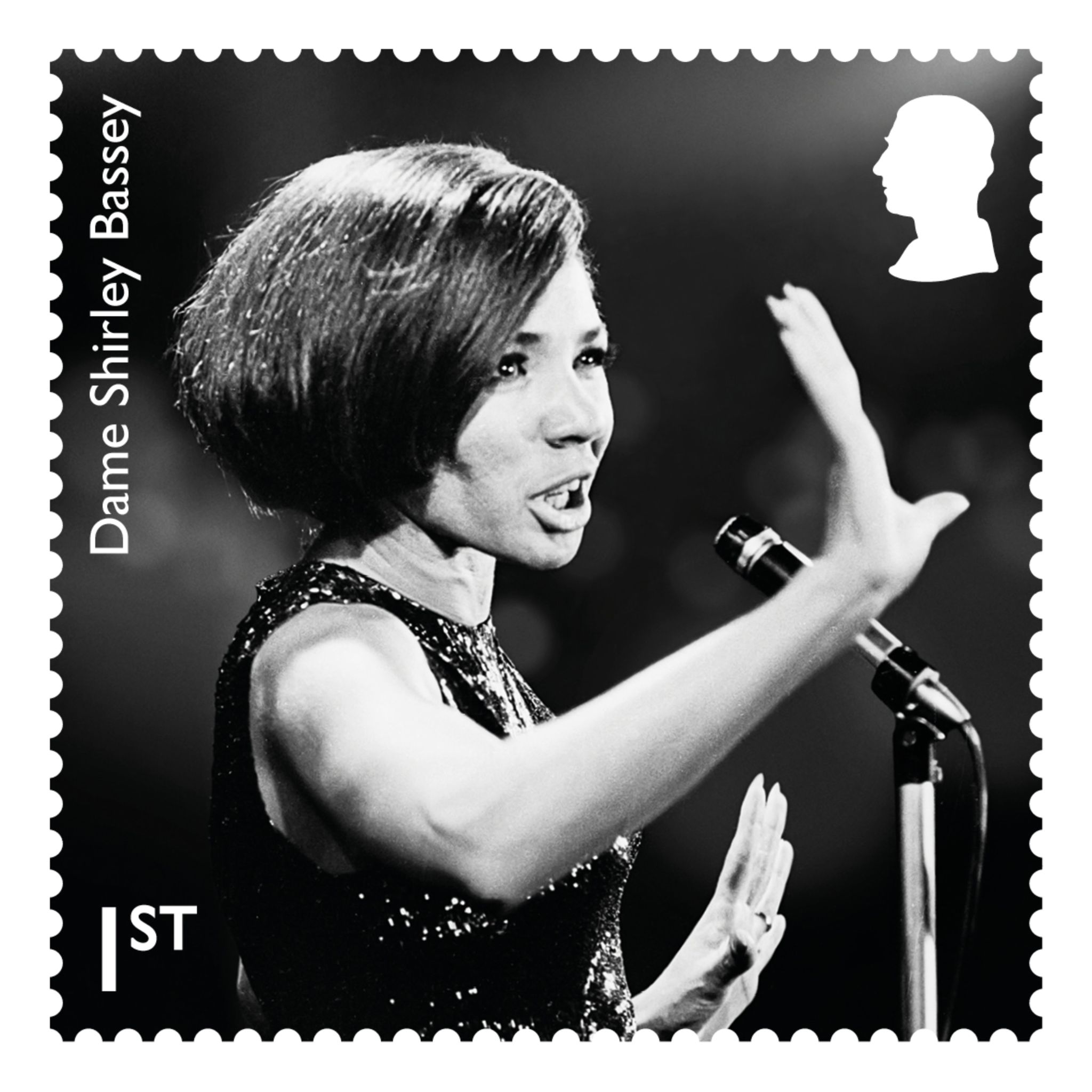 Eine Briefmarke Zu Ehren Von Dame Shirley Bassey, Die Die Künstlerin Im Nachtclub Pigalle Im Jahr 1965 Zeigt.