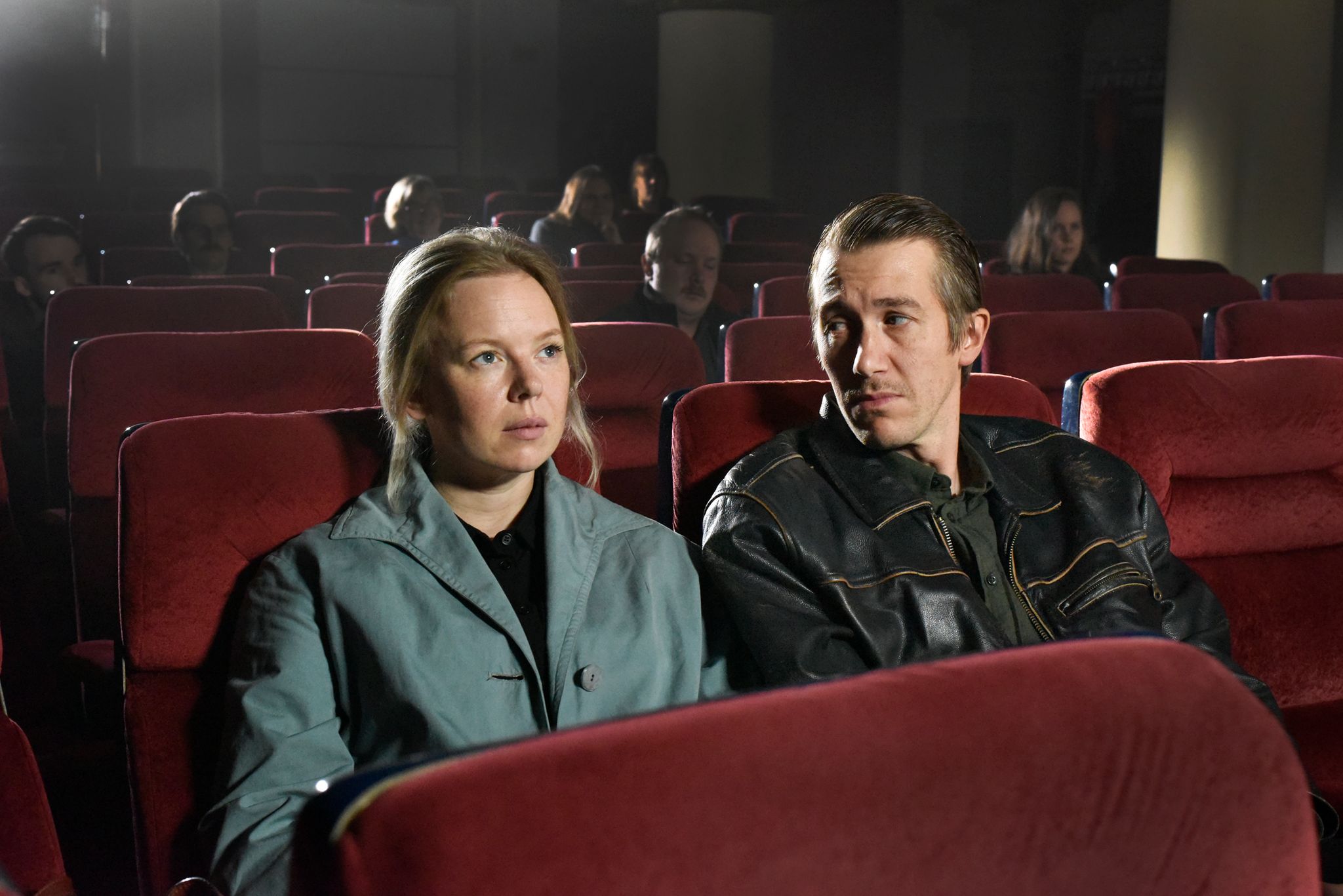 «Fallende Blätter»: Jussi Vatanen (r) Als Holappa Und Alma Pöysti Als Ansa Im Kino.