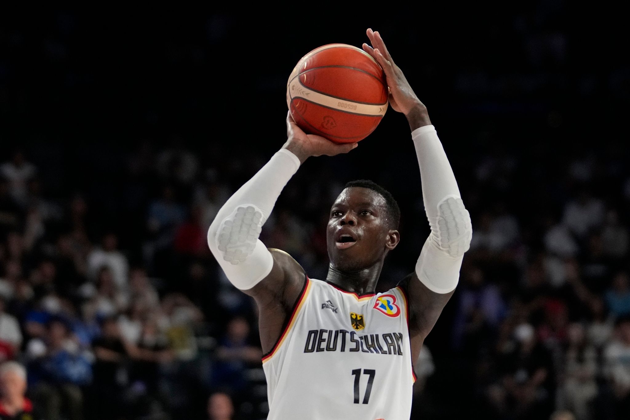 Dennis Schröder Ist Der Kapitän Der Deutschen Basketballer.