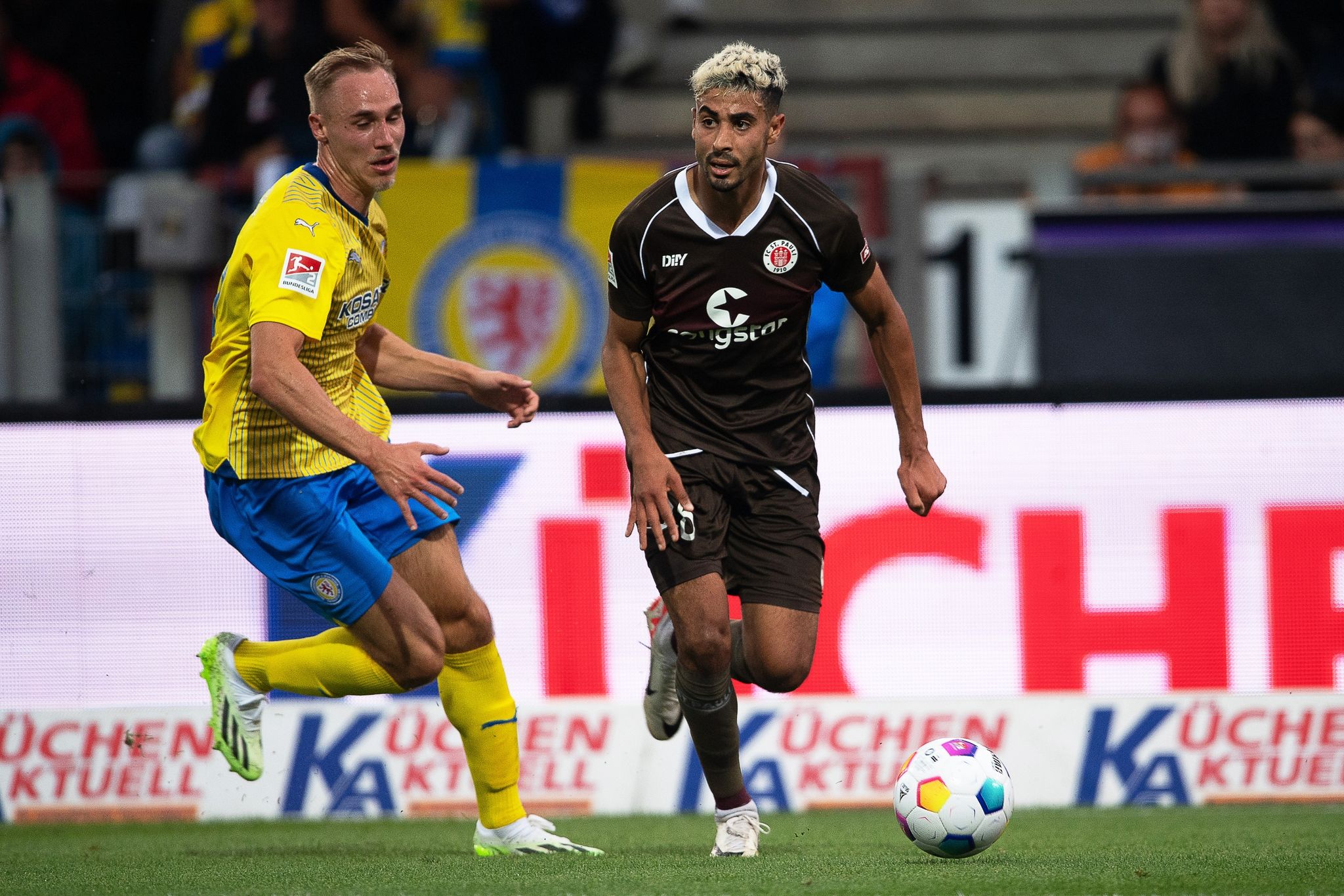 St. Paulis Elias Saad (r) Und Braunschweigs Sebastian Griesbeck Kämpfen Um Den Ball.