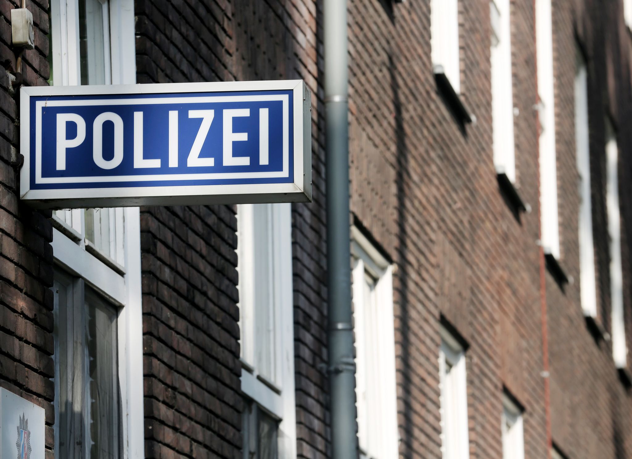 Ein Schild Mit Der Aufschrift «Polizei» Hängt An Einem Polizeipräsidium.