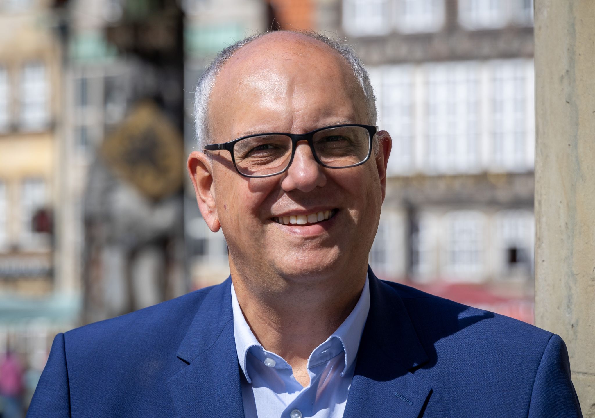 Andreas Bovenschulte Steht Auf Dem Marktplatz Vor Dem Bremer Rathaus.
