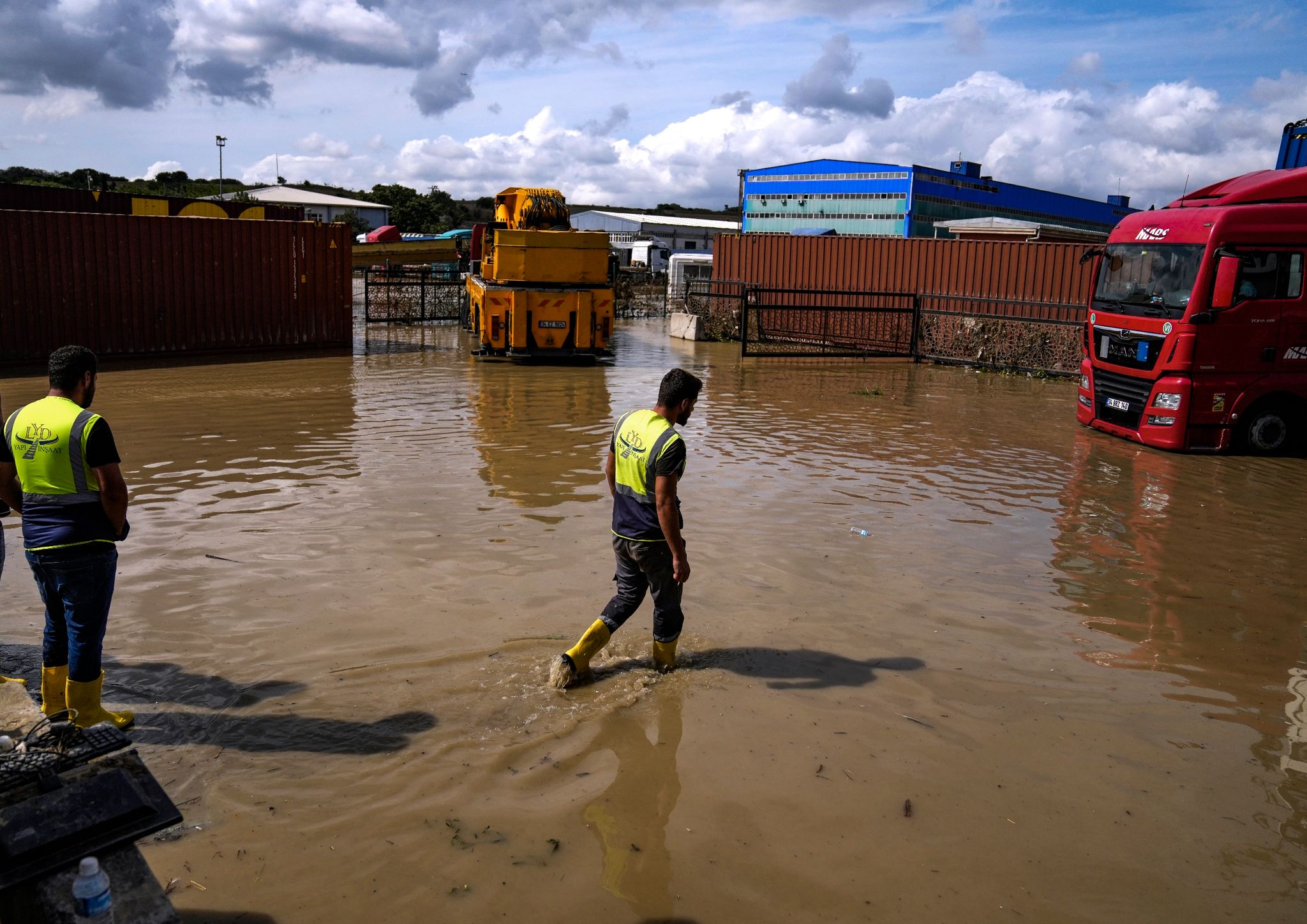 Arbeiter Laufen Nach Überschwemmungen Durch Schwere Regenfälle Durch Das Hochwasser.
