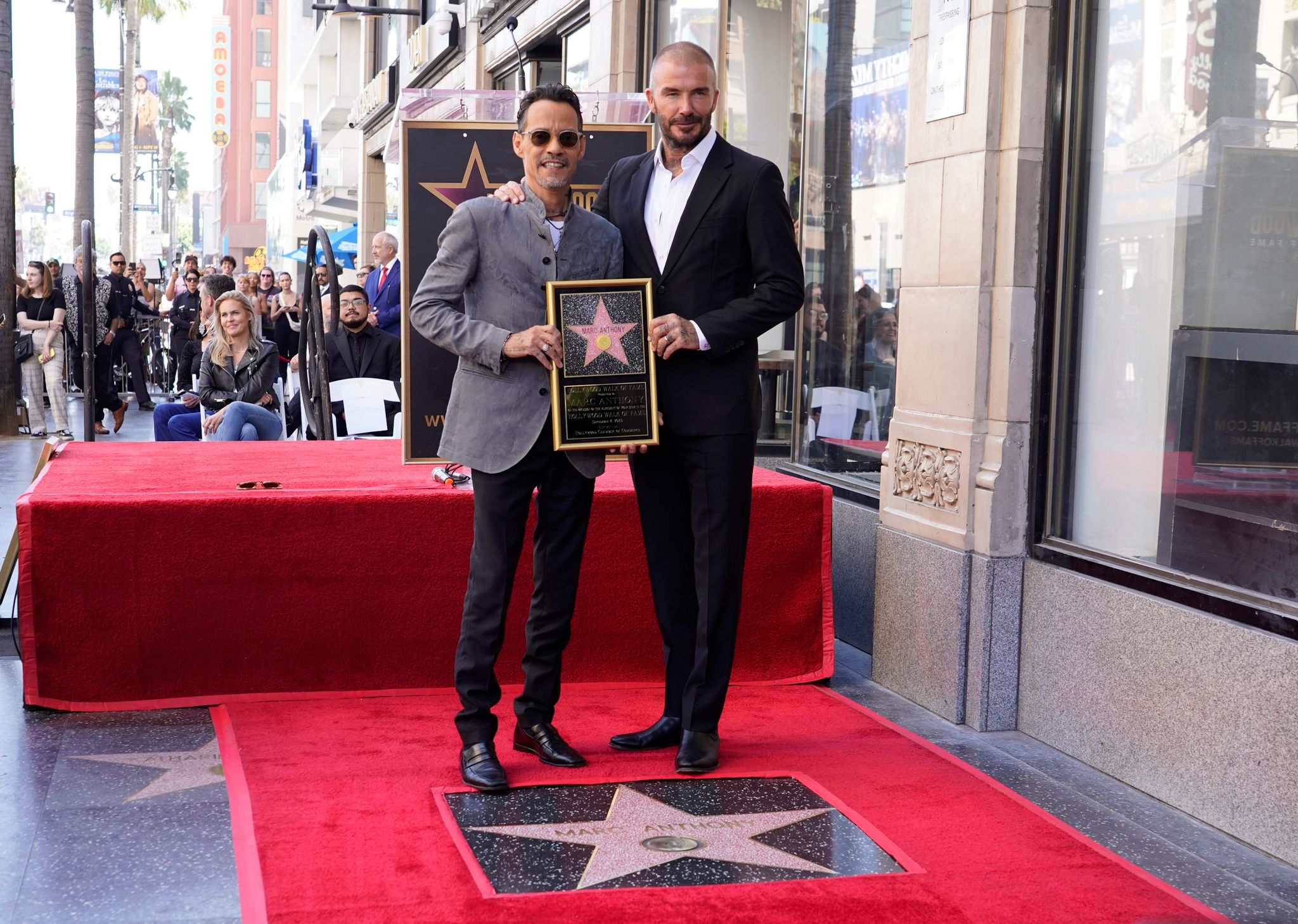 Freund David Beckham überraschte Marc Anthony (l) Bei Der Zeremonie.