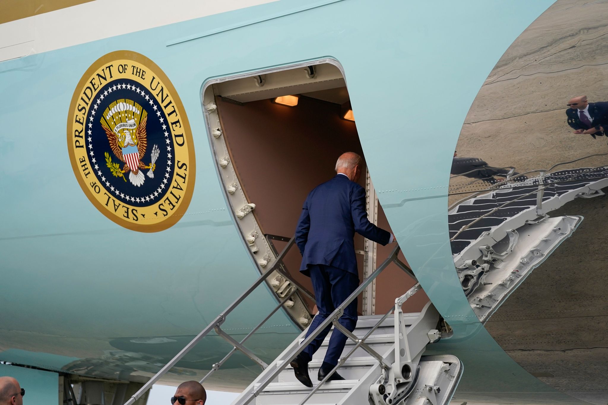 US-Präsident Joe Biden Hat Sich Nicht Bei Seiner An Corona Erkrankten Ehefrau Jill Angesteckt Und Reist Mit Der Air Force One Nach Neu-Delhi.