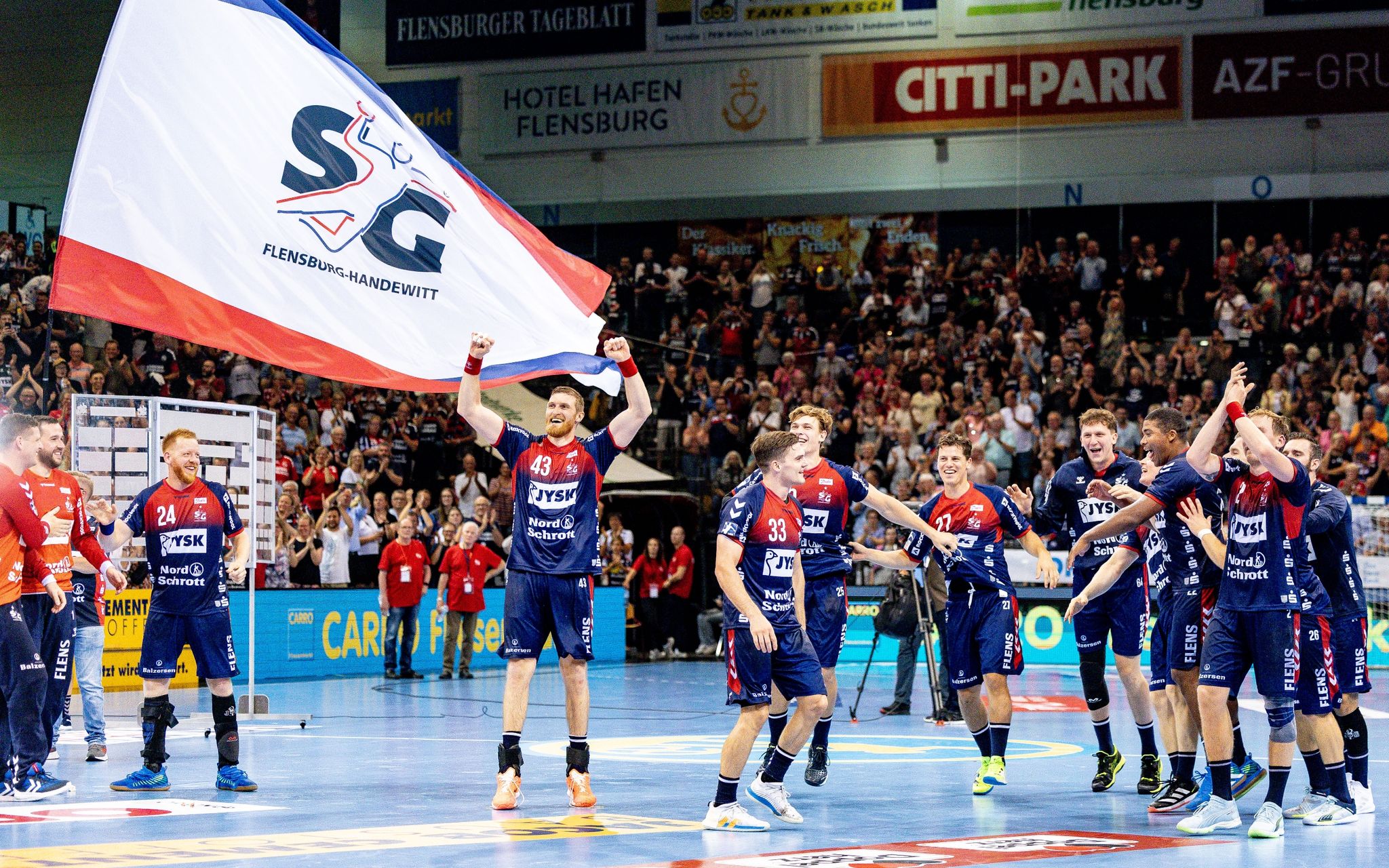 Die Spieler Der SG Flensburg-Handewitt Feiern Den Sieg Gegen Den THW Kiel.