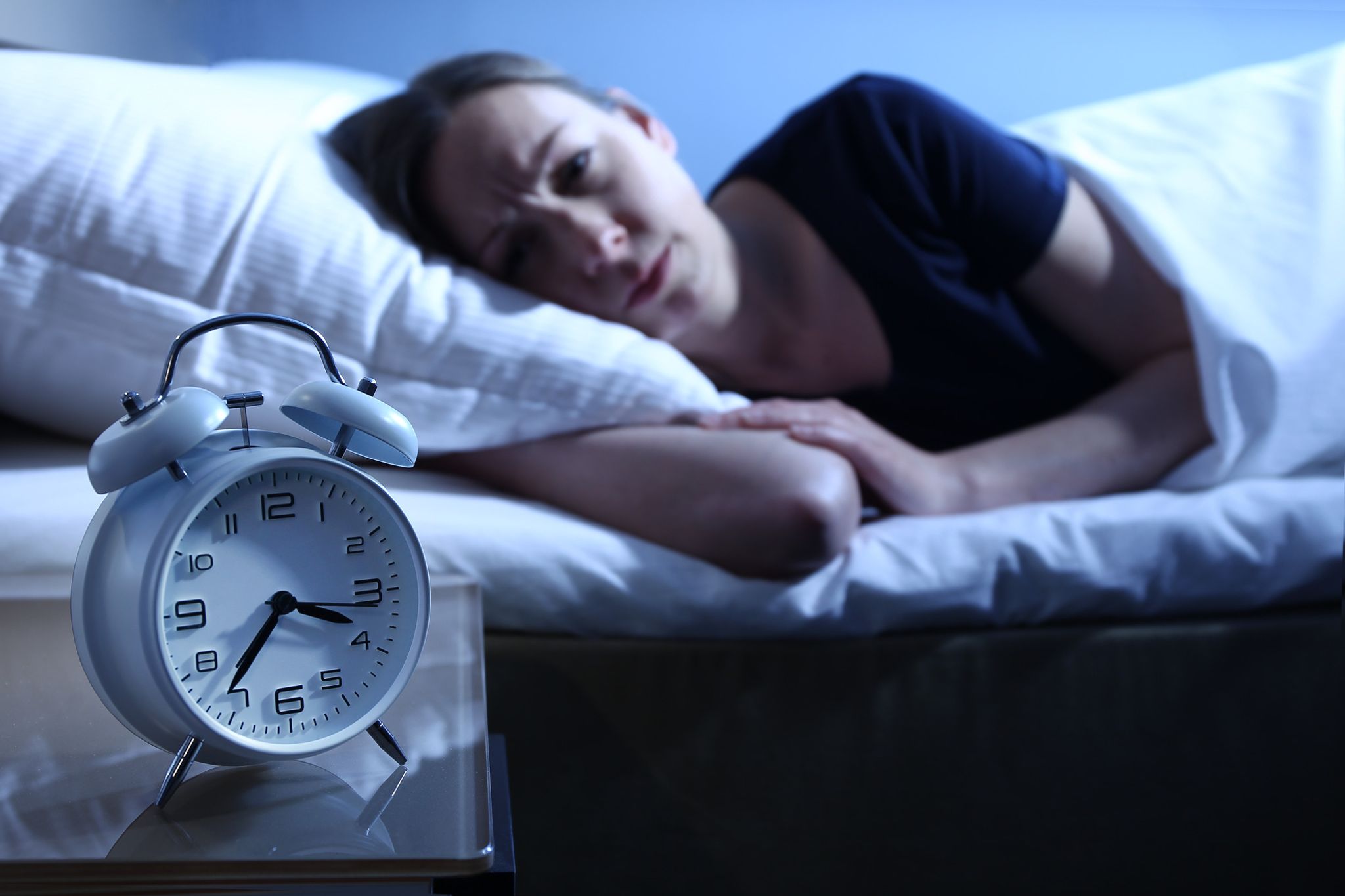 Eine Frau Liegt Im Bett Und Kann Nicht Einschlafen.