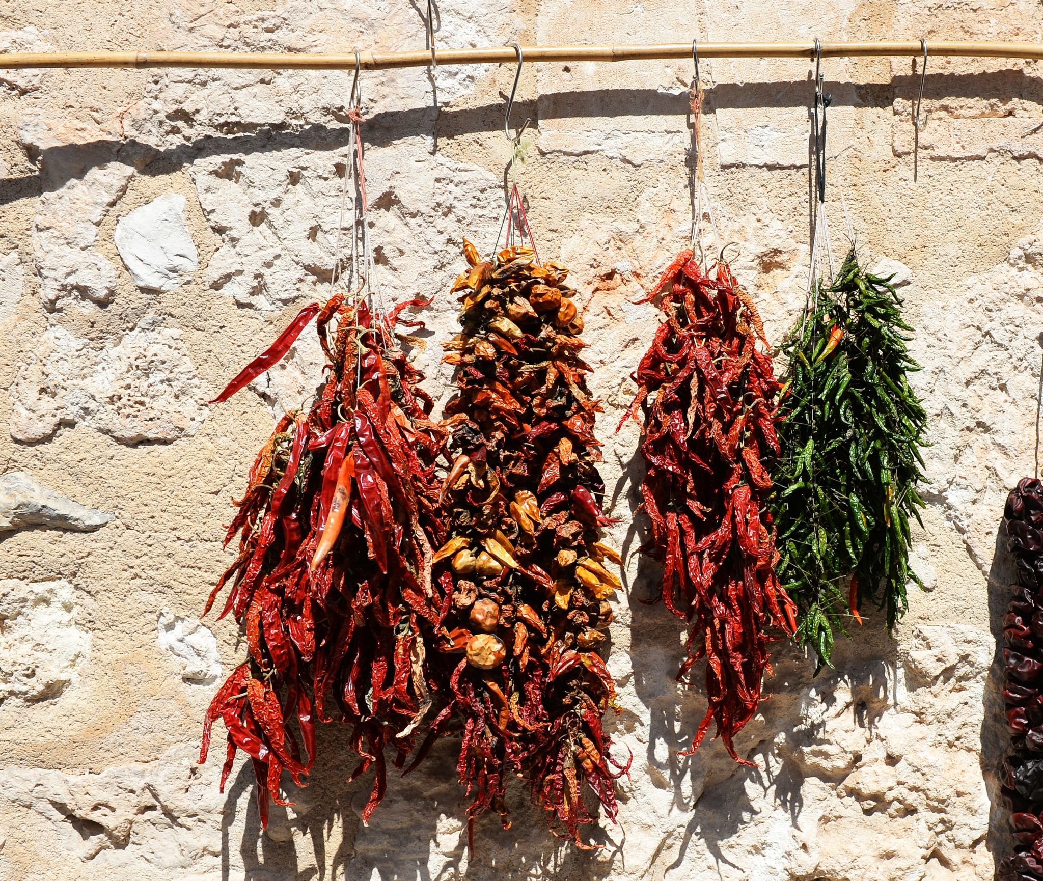 Getrocknete Paprikas Und Chillis Hängen Auf Einem Markt Zum Verkauf.