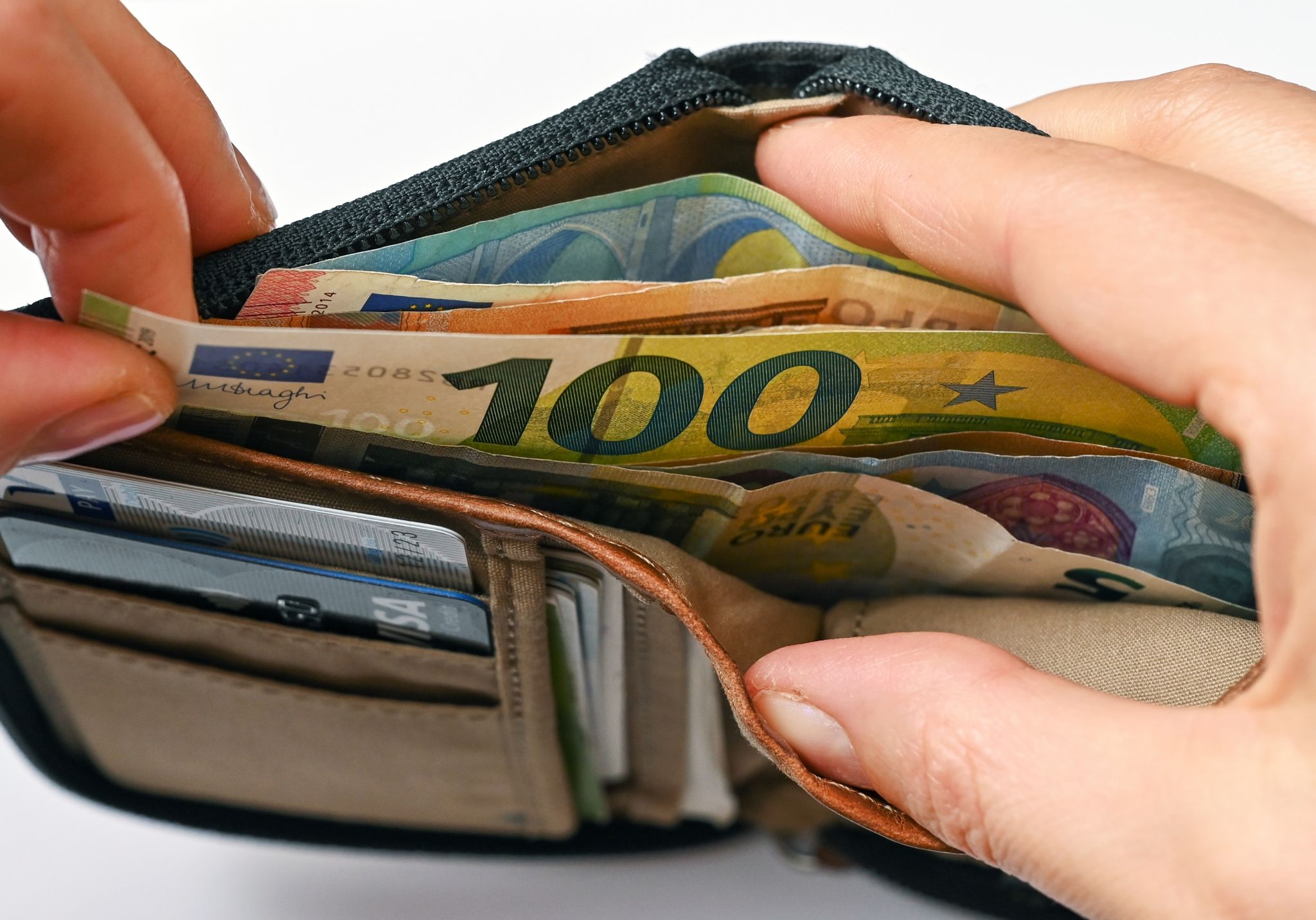 Viele Eurobanknoten Stecken In Einer Geldbörse.