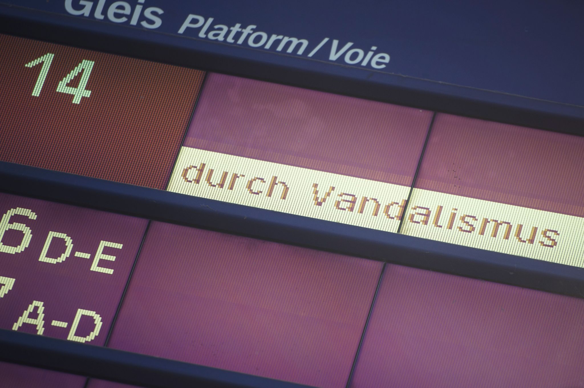 Der Zugverkehr Der Deutschen Bahn Zwischen Hamburg Und Berlin Dürfte Laut Einer Unternehmenssprecherin Aufgrund Mehrerer Mutmaßlicher Brandanschläge Noch Bis Zum Samstag Gestört Sein.
