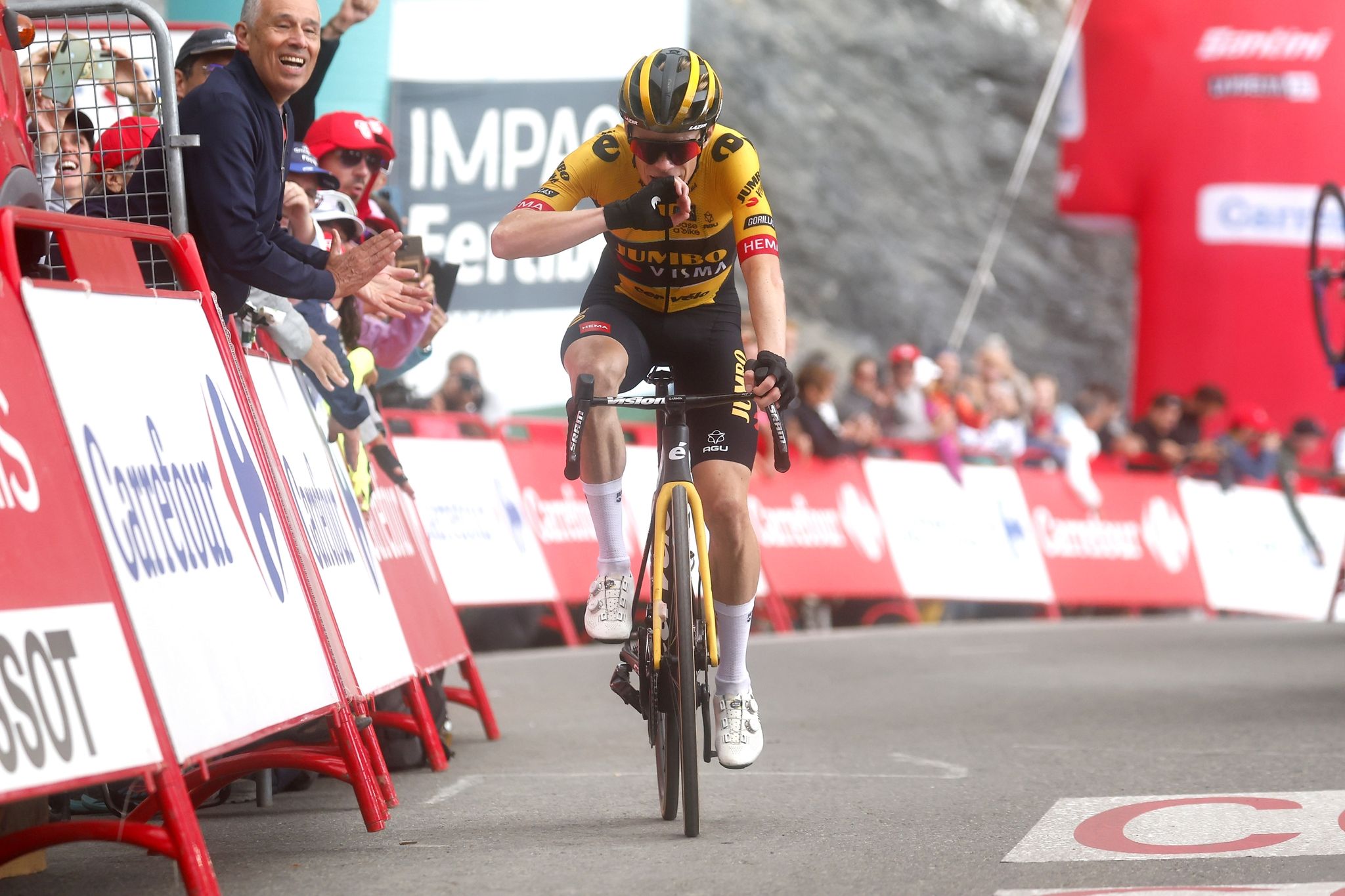 Jonas Vingegaard Jubelt über Seinen Etappensieg Am Tourmalet.