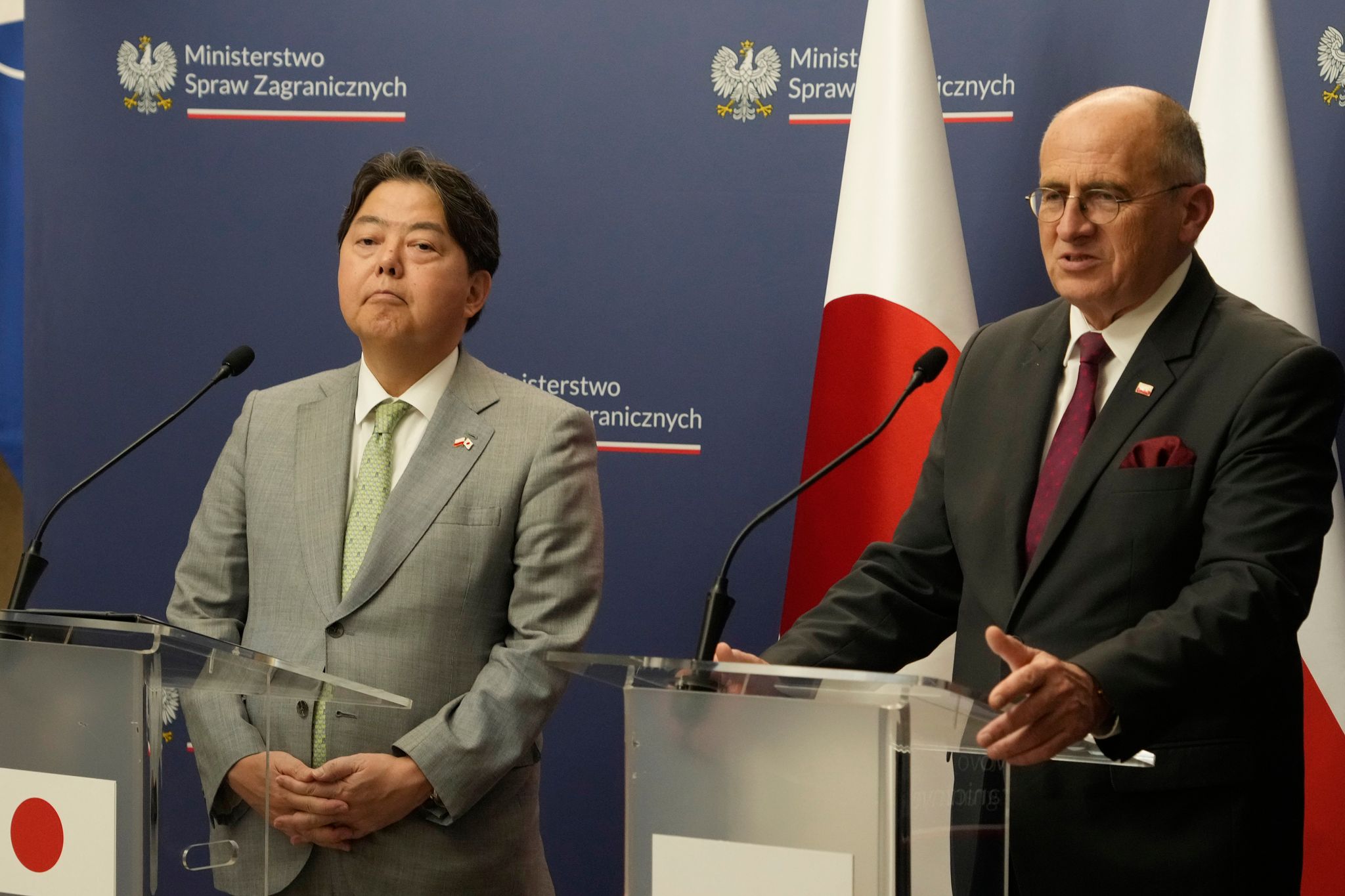Japans Außenminister Yoshimasa Hayashi (l) Gibt Vor Seinem Überraschungsbesuch In Der Ukraine Eine Pressekonferenz Mit Seinem Polnischen Amtskollegen Zbigniew Rau In Warschau.