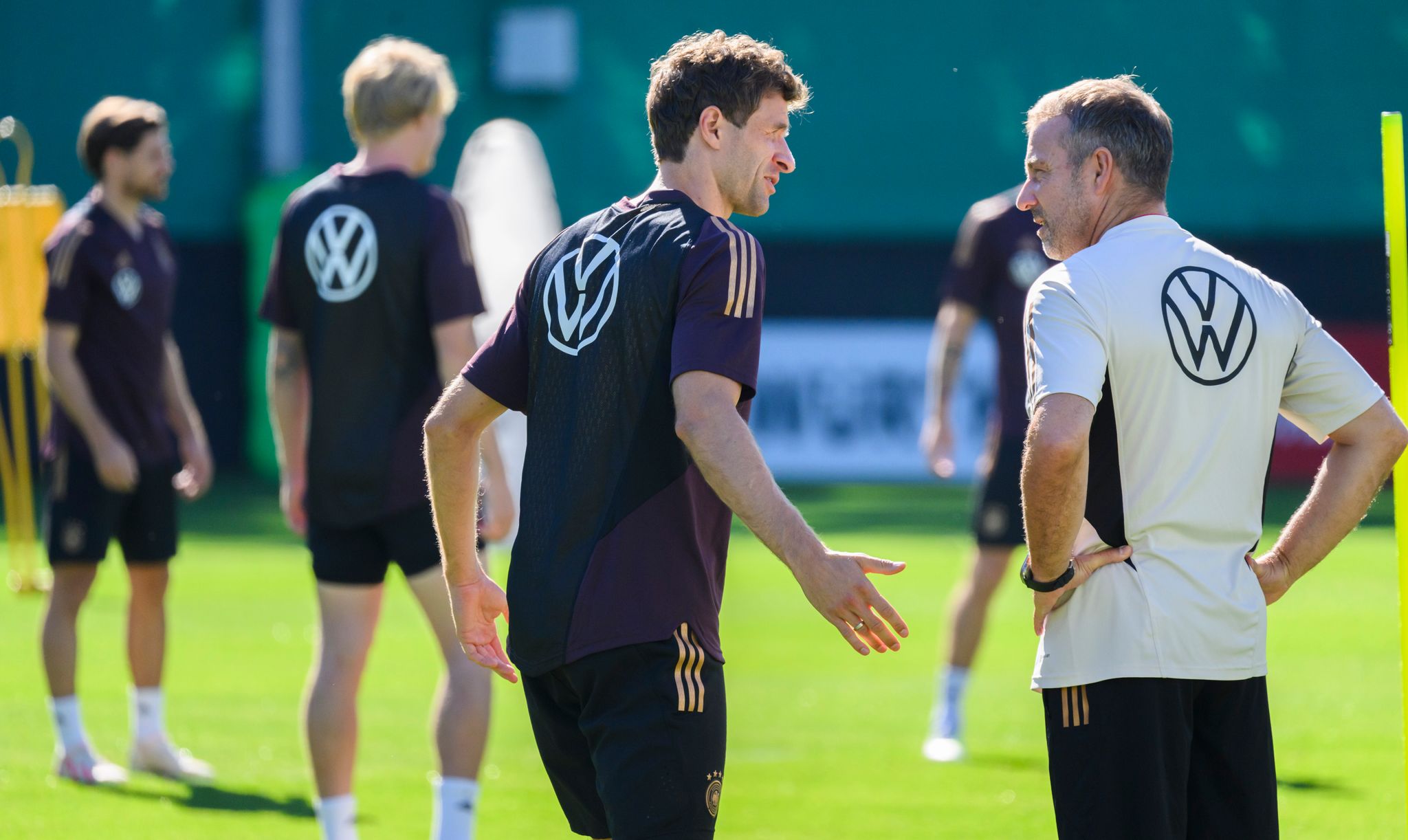 Thomas Müller (l) Bekommt Von Bundestrainer Hansi Flick Viel Lob.