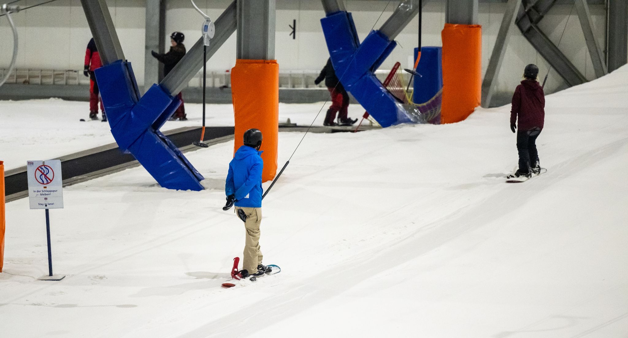 Besucher Nutzen Die Skihalle Snow Dome.