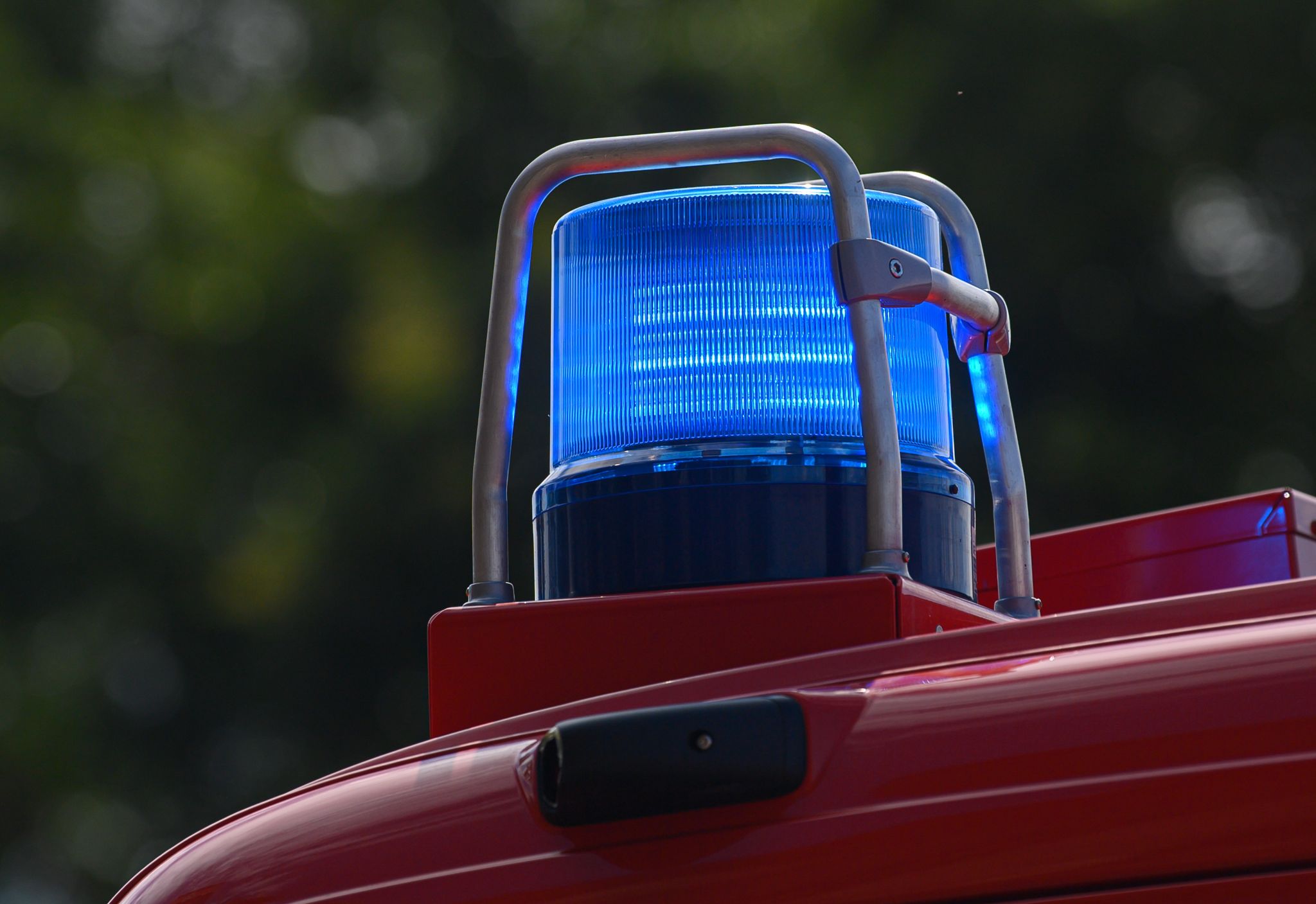 Ein Blaulicht Leuchtet Auf Dem Dach Eines Einsatzfahrzeugs Der Feuerwehr.