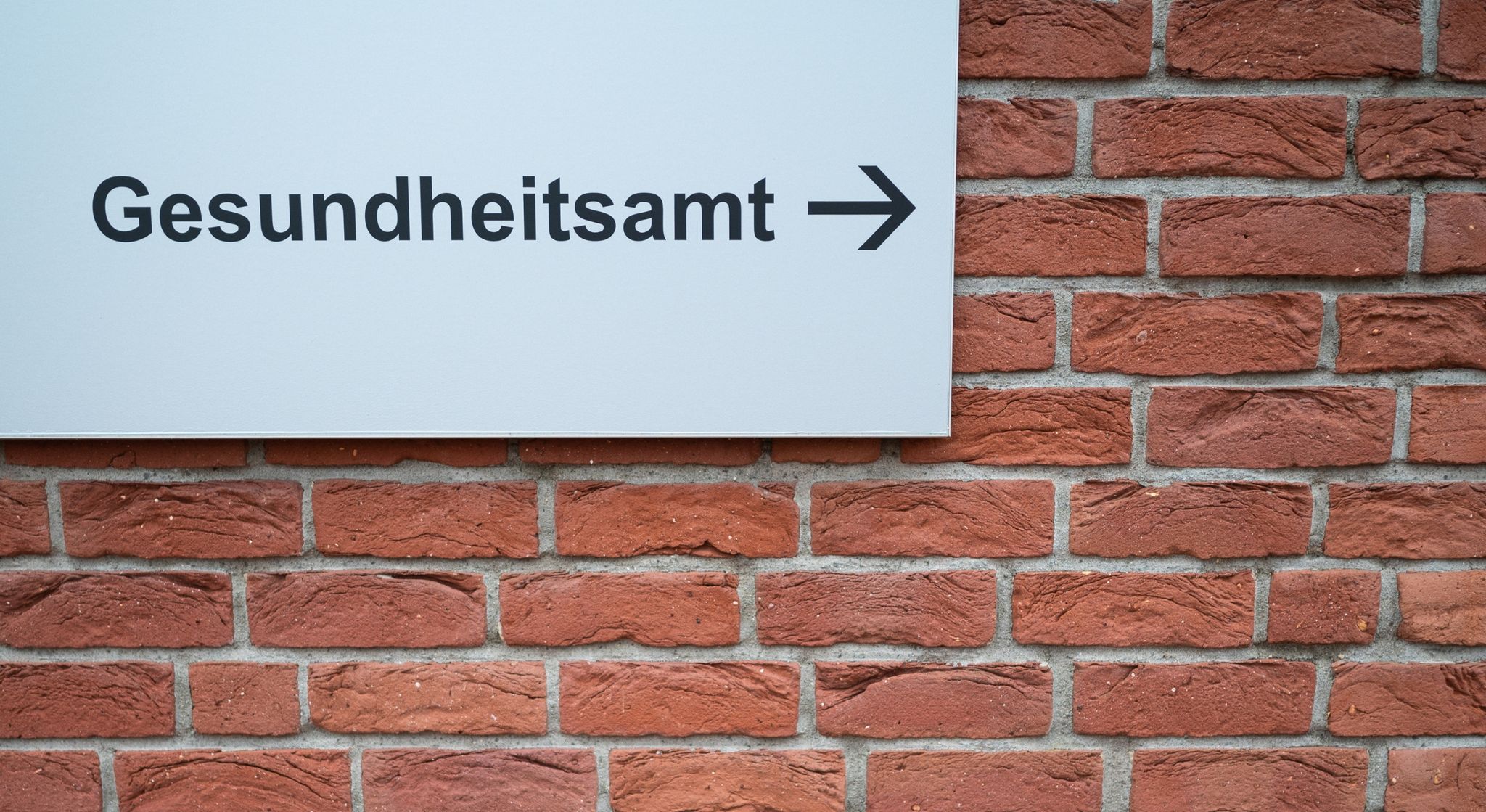 "Gesundheitsamt" Steht Auf Einem Dienstgebäude.