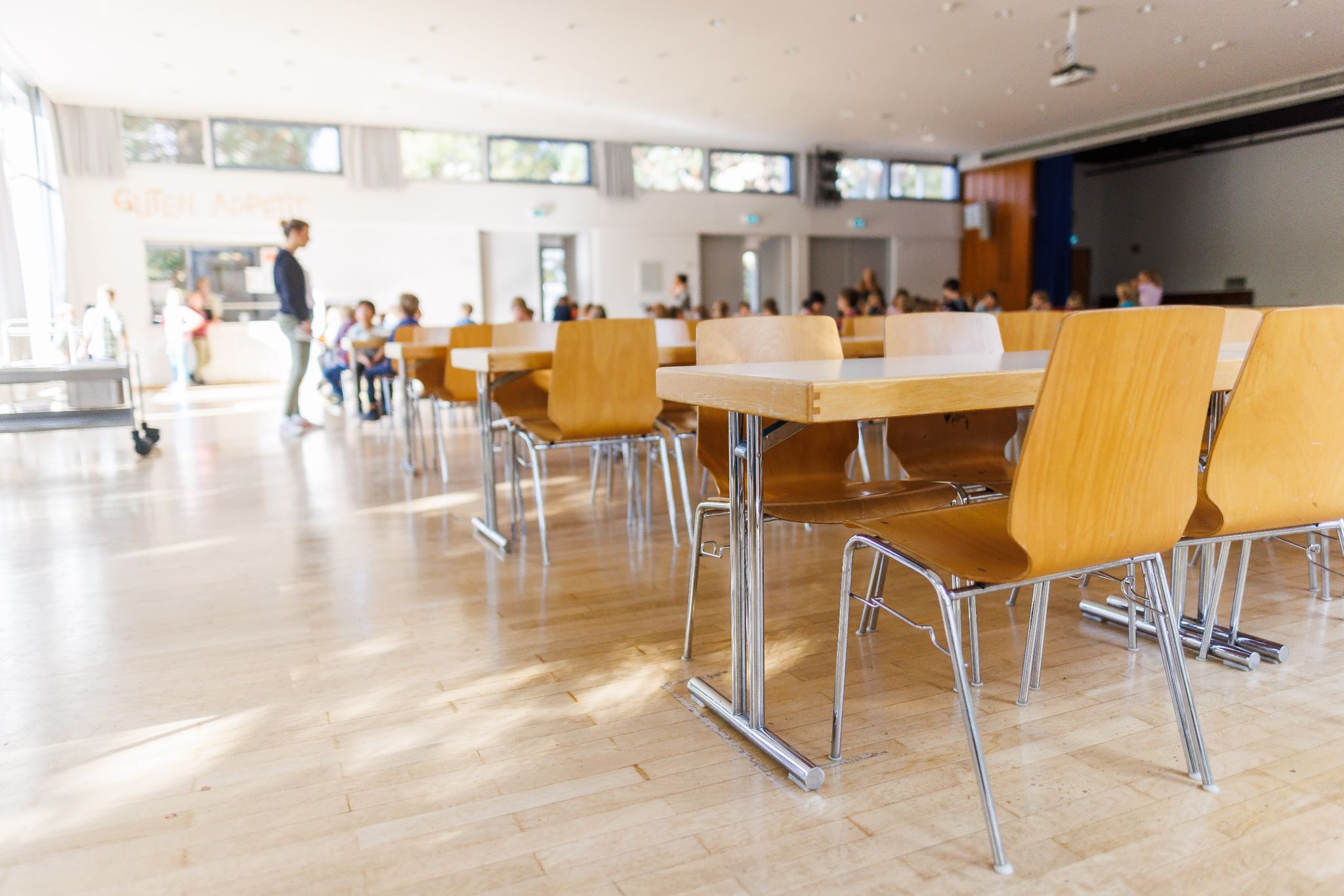 Eine Schulmensa In Freiburg. In Städtischen Grundschulen Und Auch In Kitas Gibt Es Nur Noch Ein Vegetarisches Einheitsmenü.