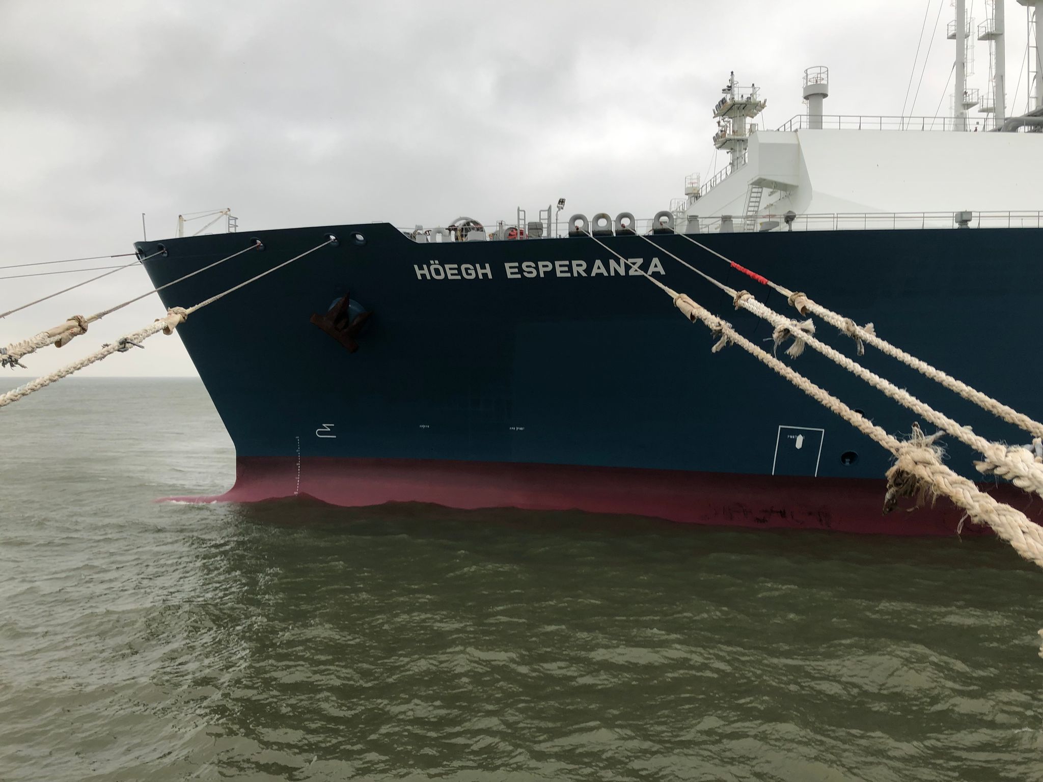 Der Bug Des LNG-Terminalschiffs «Höegh Esperanza» Ist Mit Leinen Gesichert.